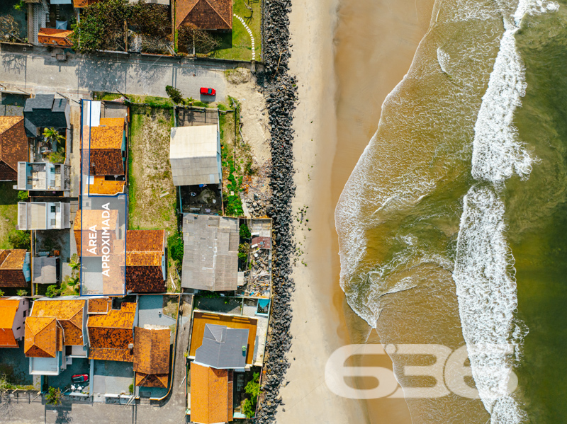 Descubra Seu Novo Lar no Coração de Balneário Barra do Sul!

Apresentamos esta encantadora residência térrea padrão, localizada estrategicamente no centro de Balneário Barra do Sul, Santa Catarina. Ideal para quem busca comodidade e acesso fácil aos serviços essenciais, essa propriedade destaca-se por sua proximidade a vias de acesso, transporte público, escolas e hospitais.

Composição do Imóvel:

Quartos: 2 dormitórios acolhedores.
Banheiros: 2, práticos e bem posicionados.
Garagem: Espaço coberto para 4 veículos.
Sala de Estar Espaçosa: Perfeita para relaxar e receber visitas.
Cozinha Conjugada com Copa e Sala: Um moderno layout aberto que maximiza o espaço e a interação.
Área de Festa com Churrasqueira: Ideal para confraternizações e momentos especiais com a família e amigos.
Área de Serviço Separada: Praticidade no dia a dia.

Viver em Balneário Barra do Sul: Conhecida por suas belas paisagens e qualidade de vida, Balneário Barra do Sul é o local ideal para quem busca tranquilidade sem abrir mão da conveniência urbana. Aproveite a proximidade com a natureza e a facilidade de acesso a todos os serviços necessários para o seu dia a dia.

Não perca a oportunidade de conhecer esse imóvel que pode ser o cenário de muitas histórias felizes. Entre em contato conosco hoje mesmo para agendar uma visita e venha descobrir tudo o que essa residência tem a oferecer!
 
636 NEGÓCIOS IMOBILIÁRIOS: A SUA MELHOR ESCOLHA
Com mais de 30 anos de experiência, a 636 Negócios Imobiliários é sua parceira ideal para encontrar o imóvel perfeito. Estamos prontos para ajudá-lo a fazer deste imóvel o seu novo lar.
 
Telefone: (47) 3451-0636
WhatsApp: (47) 99190-0636
 
Não perca esta oportunidade única. Visite nosso site para mais informações: i636.com.br