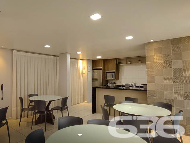 Descubra seu novo lar em Joinville! Apartamento do bairro Vila Nova, cada centímetro deste imóvel foi cuidadosamente planejado para garantir o máximo aproveitamento do espaço - ESTUDA PERMUTA

O imóvel, com área privativa de 70m², é um convite ao bem-estar. Os cômodos são espaçosos e planejados para maximizar o uso do espaço. A sala de estar se integra harmoniosamente à copa e cozinha conjugadas, formando um ambiente aberto e convidativo, ideal para receber amigos e familiares. A presença de móveis embutidos de excelente qualidade e gosto eleva o nível do acabamento, que conta com gesso em todos os ambientes, conferindo um toque de sofisticação e modernidade.

A suíte e o segundo dormitório são espaços de refúgio e privacidade, ambos bem iluminados e ventilados, garantindo um ambiente acolhedor e relaxante. A cozinha, prática e funcional, já está equipada com móveis de alta qualidade, pronta para preparar refeições e criar memórias. A sacada com churrasqueira é um diferencial, oferecendo uma vista agradável e um espaço extra para entretenimento ao ar livre.

Este apartamento não é apenas um lugar para morar, mas um espaço para viver plenamente. O edifício oferece segurança com portão eletrônico, interfone e áreas comuns bem cuidadas, incluindo um elegante hall de entrada e espaços de convivência que refletem o cuidado com cada detalhe.

Localizado estrategicamente, o imóvel está próximo a vias de acesso, shopping centers, escolas, hospitais e serviços públicos essenciais, garantindo conveniência para o dia a dia. Ademais, a infraestrutura do bairro Vila Nova e a qualidade da rua pavimentada asseguram uma excelente qualidade de vida.

Para aqueles interessados em alternativas de investimento, o proprietário estuda propostas de troca por outros imóveis no mesmo bairro, oferecendo flexibilidade nas negociações.

Não perca a chance de conhecer este excepcional apartamento, onde cada detalhe foi pensado para proporcionar conforto, segurança e qualidade de vida. Agende sua visita e venha descobrir por que este imóvel é a realização do seu próximo grande sonho imobiliário em Joinville.
 
636 NEGÓCIOS IMOBILIÁRIOS: A SUA MELHOR ESCOLHA
Com mais de 30 anos de experiência, a 636 Negócios Imobiliários é sua parceira ideal para encontrar o imóvel perfeito. Estamos prontos para ajudá-lo a fazer deste imóvel o seu novo lar.
 
Telefone: (47) 3451-0636
WhatsApp: (47) 99190-0636
 
Não perca esta oportunidade única. Visite nosso site para mais informações: i636.com.br