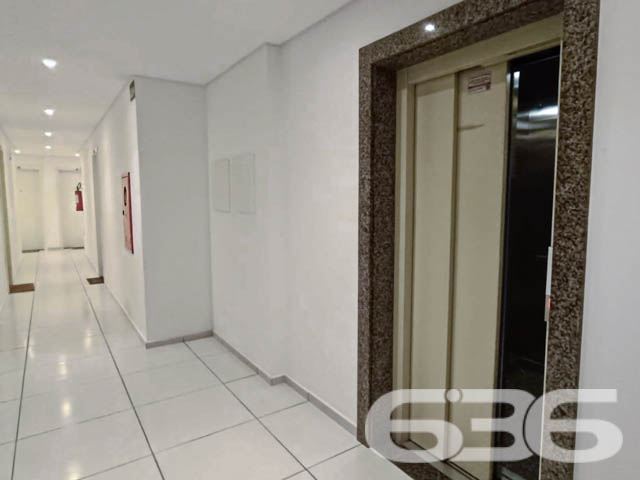 Descubra seu novo lar em Joinville! Apartamento do bairro Vila Nova, cada centímetro deste imóvel foi cuidadosamente planejado para garantir o máximo aproveitamento do espaço - ESTUDA PERMUTA

O imóvel, com área privativa de 70m², é um convite ao bem-estar. Os cômodos são espaçosos e planejados para maximizar o uso do espaço. A sala de estar se integra harmoniosamente à copa e cozinha conjugadas, formando um ambiente aberto e convidativo, ideal para receber amigos e familiares. A presença de móveis embutidos de excelente qualidade e gosto eleva o nível do acabamento, que conta com gesso em todos os ambientes, conferindo um toque de sofisticação e modernidade.

A suíte e o segundo dormitório são espaços de refúgio e privacidade, ambos bem iluminados e ventilados, garantindo um ambiente acolhedor e relaxante. A cozinha, prática e funcional, já está equipada com móveis de alta qualidade, pronta para preparar refeições e criar memórias. A sacada com churrasqueira é um diferencial, oferecendo uma vista agradável e um espaço extra para entretenimento ao ar livre.

Este apartamento não é apenas um lugar para morar, mas um espaço para viver plenamente. O edifício oferece segurança com portão eletrônico, interfone e áreas comuns bem cuidadas, incluindo um elegante hall de entrada e espaços de convivência que refletem o cuidado com cada detalhe.

Localizado estrategicamente, o imóvel está próximo a vias de acesso, shopping centers, escolas, hospitais e serviços públicos essenciais, garantindo conveniência para o dia a dia. Ademais, a infraestrutura do bairro Vila Nova e a qualidade da rua pavimentada asseguram uma excelente qualidade de vida.

Para aqueles interessados em alternativas de investimento, o proprietário estuda propostas de troca por outros imóveis no mesmo bairro, oferecendo flexibilidade nas negociações.

Não perca a chance de conhecer este excepcional apartamento, onde cada detalhe foi pensado para proporcionar conforto, segurança e qualidade de vida. Agende sua visita e venha descobrir por que este imóvel é a realização do seu próximo grande sonho imobiliário em Joinville.
 
636 NEGÓCIOS IMOBILIÁRIOS: A SUA MELHOR ESCOLHA
Com mais de 30 anos de experiência, a 636 Negócios Imobiliários é sua parceira ideal para encontrar o imóvel perfeito. Estamos prontos para ajudá-lo a fazer deste imóvel o seu novo lar.
 
Telefone: (47) 3451-0636
WhatsApp: (47) 99190-0636
 
Não perca esta oportunidade única. Visite nosso site para mais informações: i636.com.br
