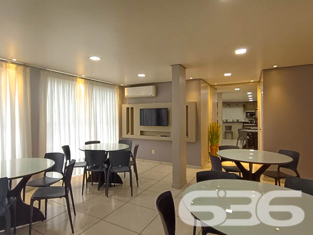 Descubra seu novo lar em Joinville! Apartamento do bairro Vila Nova, cada centímetro deste imóvel foi cuidadosamente planejado para garantir o máximo aproveitamento do espaço - ESTUDA PERMUTA

O imóvel, com área privativa de 70m², é um convite ao bem-estar. Os cômodos são espaçosos e planejados para maximizar o uso do espaço. A sala de estar se integra harmoniosamente à copa e cozinha conjugadas, formando um ambiente aberto e convidativo, ideal para receber amigos e familiares. A presença de móveis embutidos de excelente qualidade e gosto eleva o nível do acabamento, que conta com gesso em todos os ambientes, conferindo um toque de sofisticação e modernidade.

A suíte e o segundo dormitório são espaços de refúgio e privacidade, ambos bem iluminados e ventilados, garantindo um ambiente acolhedor e relaxante. A cozinha, prática e funcional, já está equipada com móveis de alta qualidade, pronta para preparar refeições e criar memórias. A sacada com churrasqueira é um diferencial, oferecendo uma vista agradável e um espaço extra para entretenimento ao ar livre.

Este apartamento não é apenas um lugar para morar, mas um espaço para viver plenamente. O edifício oferece segurança com portão eletrônico, interfone e áreas comuns bem cuidadas, incluindo um elegante hall de entrada e espaços de convivência que refletem o cuidado com cada detalhe.

Localizado estrategicamente, o imóvel está próximo a vias de acesso, shopping centers, escolas, hospitais e serviços públicos essenciais, garantindo conveniência para o dia a dia. Ademais, a infraestrutura do bairro Vila Nova e a qualidade da rua pavimentada asseguram uma excelente qualidade de vida.

Para aqueles interessados em alternativas de investimento, o proprietário estuda propostas de troca por outros imóveis no mesmo bairro, oferecendo flexibilidade nas negociações.

Não perca a chance de conhecer este excepcional apartamento, onde cada detalhe foi pensado para proporcionar conforto, segurança e qualidade de vida. Agende sua visita e venha descobrir por que este imóvel é a realização do seu próximo grande sonho imobiliário em Joinville.
 
636 NEGÓCIOS IMOBILIÁRIOS: A SUA MELHOR ESCOLHA
Com mais de 30 anos de experiência, a 636 Negócios Imobiliários é sua parceira ideal para encontrar o imóvel perfeito. Estamos prontos para ajudá-lo a fazer deste imóvel o seu novo lar.
 
Telefone: (47) 3451-0636
WhatsApp: (47) 99190-0636
 
Não perca esta oportunidade única. Visite nosso site para mais informações: i636.com.br