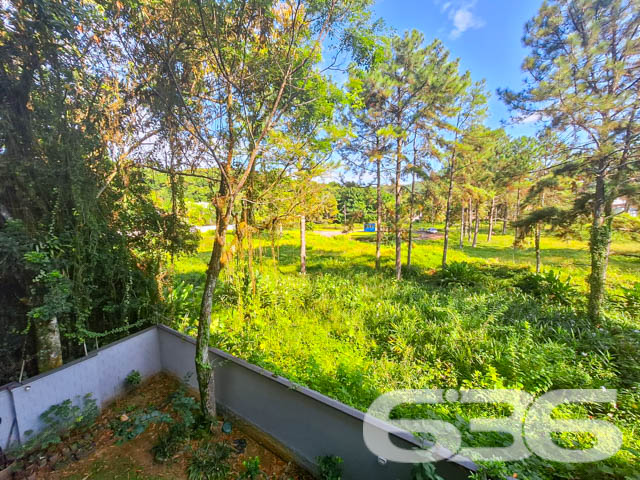 Descubra o equilíbrio perfeito entre estilo de vida e conveniência neste encantador apartamento de 74,87 m². Este imóvel conta com dois dormitórios aconchegantes, incluindo uma suíte principal com todas as comodidades necessárias para um descanso tranquilo e revitalizante. A sala de estar e jantar integradas proporcionam um ambiente fluído e acolhedor, perfeito para momentos de relaxamento e celebrações com familiares e amigos. A cozinha, modernamente equipada, oferece armários planejados e espaço suficiente para preparar suas melhores receitas.
Características:
Área de serviço funcional adjacente à cozinha, facilitando as tarefas diárias.
Sacada espaçosa, ideal para desfrutar do clima agradável de Joinville e apreciar a vista serena.
Garagem coberta garantindo segurança e comodidade para seu veículo.
Área de festas no condomínio, equipada para receber seus convidados com todo o conforto e exclusividade.
Localização: Situado no coração de Joinville, o bairro Boa Vista é conhecido por sua tranquilidade e acesso facilitado a uma variedade de serviços e comércios. Além disso, a rua pavimentada e a orientação oeste do edifício garantem fácil acesso e ótima iluminação natural ao longo do dia.
Este apartamento não é apenas um lugar para morar, é um espaço para criar memórias duradouras. Ele oferece uma combinação ideal de conforto, estilo e localização, fazendo dele uma escolha perfeita para quem busca qualidade de vida e valor agregado. Invista no seu futuro, escolha viver bem, escolha este magnífico apartamento em Joinville.
636 Negócios Imobiliários, com mais de 30 anos de experiência no mercado imobiliário, tem o prazer de apresentar este imóvel exclusivo. Para mais informações e agendamento de visitas, entre em contato conosco hoje mesmo e descubra como podemos ajudá-lo a encontrar o lar dos seus sonhos.
636 NEGÓCIOS IMOBILIÁRIOS: A SUA MELHOR ESCOLHA
Com mais de 30 anos de experiência, a 636 Negócios Imobiliários é sua parceira ideal para encontrar o imóvel perfeito. Estamos prontos para ajudá-lo a fazer deste imóvel o seu novo lar.
Telefone: (47) 3451-0636
WhatsApp: (47) 99190-0636
Não perca esta oportunidade única. Visite nosso site para mais informações: i636.com.br