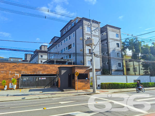 Descubra o equilíbrio perfeito entre estilo de vida e conveniência neste encantador apartamento de 74,87 m². Este imóvel conta com dois dormitórios aconchegantes, incluindo uma suíte principal com todas as comodidades necessárias para um descanso tranquilo e revitalizante. A sala de estar e jantar integradas proporcionam um ambiente fluído e acolhedor, perfeito para momentos de relaxamento e celebrações com familiares e amigos. A cozinha, modernamente equipada, oferece armários planejados e espaço suficiente para preparar suas melhores receitas.
Características:
Área de serviço funcional adjacente à cozinha, facilitando as tarefas diárias.
Sacada espaçosa, ideal para desfrutar do clima agradável de Joinville e apreciar a vista serena.
Garagem coberta garantindo segurança e comodidade para seu veículo.
Área de festas no condomínio, equipada para receber seus convidados com todo o conforto e exclusividade.
Localização: Situado no coração de Joinville, o bairro Boa Vista é conhecido por sua tranquilidade e acesso facilitado a uma variedade de serviços e comércios. Além disso, a rua pavimentada e a orientação oeste do edifício garantem fácil acesso e ótima iluminação natural ao longo do dia.
Este apartamento não é apenas um lugar para morar, é um espaço para criar memórias duradouras. Ele oferece uma combinação ideal de conforto, estilo e localização, fazendo dele uma escolha perfeita para quem busca qualidade de vida e valor agregado. Invista no seu futuro, escolha viver bem, escolha este magnífico apartamento em Joinville.
636 Negócios Imobiliários, com mais de 30 anos de experiência no mercado imobiliário, tem o prazer de apresentar este imóvel exclusivo. Para mais informações e agendamento de visitas, entre em contato conosco hoje mesmo e descubra como podemos ajudá-lo a encontrar o lar dos seus sonhos.
636 NEGÓCIOS IMOBILIÁRIOS: A SUA MELHOR ESCOLHA
Com mais de 30 anos de experiência, a 636 Negócios Imobiliários é sua parceira ideal para encontrar o imóvel perfeito. Estamos prontos para ajudá-lo a fazer deste imóvel o seu novo lar.
Telefone: (47) 3451-0636
WhatsApp: (47) 99190-0636
Não perca esta oportunidade única. Visite nosso site para mais informações: i636.com.br