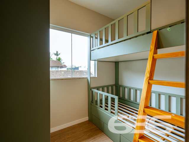 Incrível Sobrado Geminado em Joinville - Bairro Boa Vista
Se você está em busca de um lar que ofereça conforto, estilo e localização privilegiada, este sobrado geminado no bairro Boa Vista é a escolha perfeita para você e sua família! Com um excelente acabamento, essa residência alia modernidade e funcionalidade em cada detalhe.
Composição do Imóvel:
2 dormitórios, 1 suíte espaçosa, ideal para seu descanso.
Sala de estar ampla e integrada, perfeita para momentos de lazer com a família.
Cozinha moderna e bem equipada, com móveis planejados, que oferece praticidade no dia a dia.
Área de serviço separada e organizada.
Lavabo no piso inferior e mais 2 banheiros no total.
Sacada com ótima incidência de luz natural, garantindo um ambiente ventilado e agradável.
Garagem coberta para 2 carros, proporcionando segurança e comodidade.
Aproveite esta oportunidade de morar no bairro Boa Vista, um dos mais tradicionais e valorizados de Joinville. Agende agora mesmo sua visita e venha conhecer de perto o que este imóvel pode oferecer para você!
636 NEGÓCIOS IMOBILIÁRIOS: A SUA MELHOR ESCOLHA
Com mais de 30 anos de experiência, a 636 Negócios Imobiliários é sua parceira ideal para encontrar o imóvel perfeito. Estamos prontos para ajudá-lo a fazer deste imóvel o seu novo lar.
Telefone: (47) 3451-0636
WhatsApp: (47) 99190-0636
Não perca esta oportunidade única. Visite nosso site para mais informações: i636.com.br