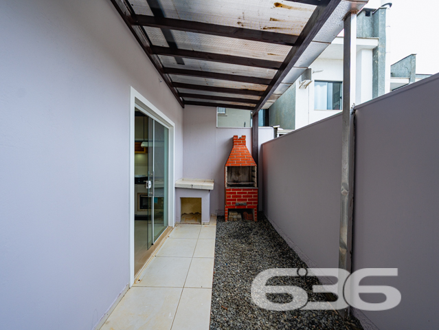 Incrível Sobrado Geminado em Joinville - Bairro Boa Vista
Se você está em busca de um lar que ofereça conforto, estilo e localização privilegiada, este sobrado geminado no bairro Boa Vista é a escolha perfeita para você e sua família! Com um excelente acabamento, essa residência alia modernidade e funcionalidade em cada detalhe.
Composição do Imóvel:
2 dormitórios, 1 suíte espaçosa, ideal para seu descanso.
Sala de estar ampla e integrada, perfeita para momentos de lazer com a família.
Cozinha moderna e bem equipada, com móveis planejados, que oferece praticidade no dia a dia.
Área de serviço separada e organizada.
Lavabo no piso inferior e mais 2 banheiros no total.
Sacada com ótima incidência de luz natural, garantindo um ambiente ventilado e agradável.
Garagem coberta para 2 carros, proporcionando segurança e comodidade.
Aproveite esta oportunidade de morar no bairro Boa Vista, um dos mais tradicionais e valorizados de Joinville. Agende agora mesmo sua visita e venha conhecer de perto o que este imóvel pode oferecer para você!
636 NEGÓCIOS IMOBILIÁRIOS: A SUA MELHOR ESCOLHA
Com mais de 30 anos de experiência, a 636 Negócios Imobiliários é sua parceira ideal para encontrar o imóvel perfeito. Estamos prontos para ajudá-lo a fazer deste imóvel o seu novo lar.
Telefone: (47) 3451-0636
WhatsApp: (47) 99190-0636
Não perca esta oportunidade única. Visite nosso site para mais informações: i636.com.br
