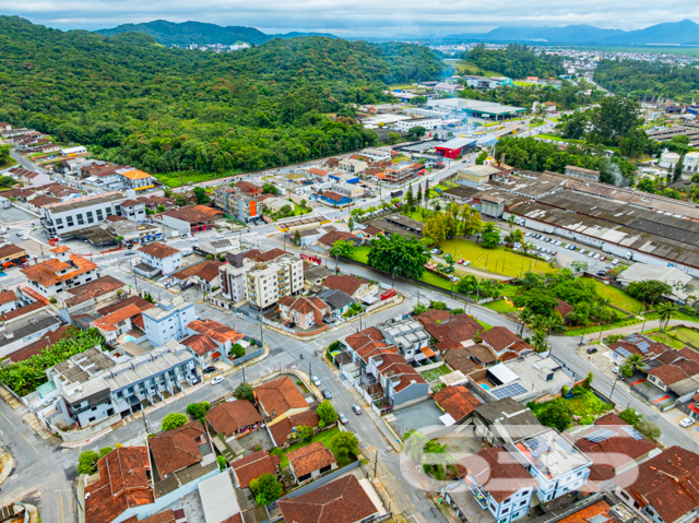 Incrível Sobrado Geminado em Joinville - Bairro Boa Vista
Se você está em busca de um lar que ofereça conforto, estilo e localização privilegiada, este sobrado geminado no bairro Boa Vista é a escolha perfeita para você e sua família! Com um excelente acabamento, essa residência alia modernidade e funcionalidade em cada detalhe.
Composição do Imóvel:
2 dormitórios, 1 suíte espaçosa, ideal para seu descanso.
Sala de estar ampla e integrada, perfeita para momentos de lazer com a família.
Cozinha moderna e bem equipada, com móveis planejados, que oferece praticidade no dia a dia.
Área de serviço separada e organizada.
Lavabo no piso inferior e mais 2 banheiros no total.
Sacada com ótima incidência de luz natural, garantindo um ambiente ventilado e agradável.
Garagem coberta para 2 carros, proporcionando segurança e comodidade.
Aproveite esta oportunidade de morar no bairro Boa Vista, um dos mais tradicionais e valorizados de Joinville. Agende agora mesmo sua visita e venha conhecer de perto o que este imóvel pode oferecer para você!
636 NEGÓCIOS IMOBILIÁRIOS: A SUA MELHOR ESCOLHA
Com mais de 30 anos de experiência, a 636 Negócios Imobiliários é sua parceira ideal para encontrar o imóvel perfeito. Estamos prontos para ajudá-lo a fazer deste imóvel o seu novo lar.
Telefone: (47) 3451-0636
WhatsApp: (47) 99190-0636
Não perca esta oportunidade única. Visite nosso site para mais informações: i636.com.br