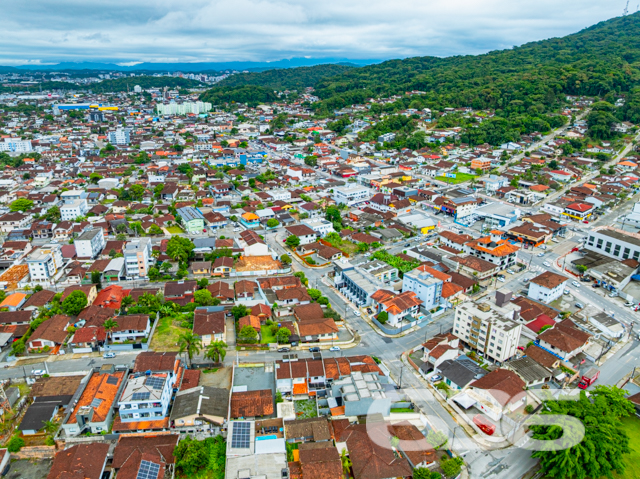 Incrível Sobrado Geminado em Joinville - Bairro Boa Vista
Se você está em busca de um lar que ofereça conforto, estilo e localização privilegiada, este sobrado geminado no bairro Boa Vista é a escolha perfeita para você e sua família! Com um excelente acabamento, essa residência alia modernidade e funcionalidade em cada detalhe.
Composição do Imóvel:
2 dormitórios, 1 suíte espaçosa, ideal para seu descanso.
Sala de estar ampla e integrada, perfeita para momentos de lazer com a família.
Cozinha moderna e bem equipada, com móveis planejados, que oferece praticidade no dia a dia.
Área de serviço separada e organizada.
Lavabo no piso inferior e mais 2 banheiros no total.
Sacada com ótima incidência de luz natural, garantindo um ambiente ventilado e agradável.
Garagem coberta para 2 carros, proporcionando segurança e comodidade.
Aproveite esta oportunidade de morar no bairro Boa Vista, um dos mais tradicionais e valorizados de Joinville. Agende agora mesmo sua visita e venha conhecer de perto o que este imóvel pode oferecer para você!
636 NEGÓCIOS IMOBILIÁRIOS: A SUA MELHOR ESCOLHA
Com mais de 30 anos de experiência, a 636 Negócios Imobiliários é sua parceira ideal para encontrar o imóvel perfeito. Estamos prontos para ajudá-lo a fazer deste imóvel o seu novo lar.
Telefone: (47) 3451-0636
WhatsApp: (47) 99190-0636
Não perca esta oportunidade única. Visite nosso site para mais informações: i636.com.br
