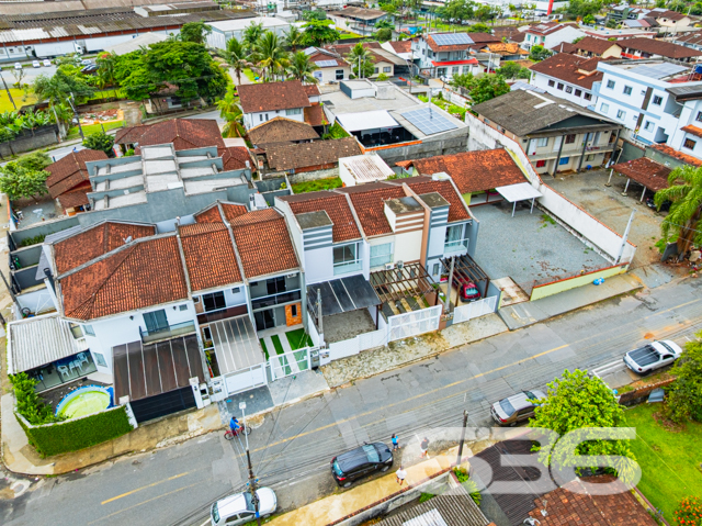 Incrível Sobrado Geminado em Joinville - Bairro Boa Vista
Se você está em busca de um lar que ofereça conforto, estilo e localização privilegiada, este sobrado geminado no bairro Boa Vista é a escolha perfeita para você e sua família! Com um excelente acabamento, essa residência alia modernidade e funcionalidade em cada detalhe.
Composição do Imóvel:
2 dormitórios, 1 suíte espaçosa, ideal para seu descanso.
Sala de estar ampla e integrada, perfeita para momentos de lazer com a família.
Cozinha moderna e bem equipada, com móveis planejados, que oferece praticidade no dia a dia.
Área de serviço separada e organizada.
Lavabo no piso inferior e mais 2 banheiros no total.
Sacada com ótima incidência de luz natural, garantindo um ambiente ventilado e agradável.
Garagem coberta para 2 carros, proporcionando segurança e comodidade.
Aproveite esta oportunidade de morar no bairro Boa Vista, um dos mais tradicionais e valorizados de Joinville. Agende agora mesmo sua visita e venha conhecer de perto o que este imóvel pode oferecer para você!
636 NEGÓCIOS IMOBILIÁRIOS: A SUA MELHOR ESCOLHA
Com mais de 30 anos de experiência, a 636 Negócios Imobiliários é sua parceira ideal para encontrar o imóvel perfeito. Estamos prontos para ajudá-lo a fazer deste imóvel o seu novo lar.
Telefone: (47) 3451-0636
WhatsApp: (47) 99190-0636
Não perca esta oportunidade única. Visite nosso site para mais informações: i636.com.br