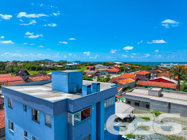 Apartamento em Balneário Barra do Sul, SC, que oferece uma vida tranquila e conectada com a natureza. Com uma localização privilegiada em Salinas, este imóvel está próximo a escolas, hospitais e diversas opções de lazer e serviços públicos essenciais, garantindo facilidade e conveniência para o seu dia a dia - ESTUDA PERMUTA

Este apartamento de 62m², está completamente mobiliado e pronto para morar. Com uma sala de estar espaçosa e aconchegante, a cozinha, elegante e funcional, dispõe de armários planejados, bancada em granito e está equipada com modernos eletrodomésticos.

Dois dormitórios arejados, ambos com ar-condicionado, oferecem um refúgio tranquilo após um longo dia.

Dispõe de garagem descoberta, churrasqueira e uma área de serviço prática para as necessidades do dia a dia. A área externa é ampla e bem ventilada, ideal para quem aprecia o ar livre e atividades ao ar livre.

Este imóvel não é apenas um lugar para morar, é um lar onde cada detalhe foi pensado para proporcionar conforto e bem-estar. Invista em qualidade de vida com a 636 Negócios Imobiliários, sua parceira imobiliária com mais de 30 anos de experiência e dedicação ao mercado de Balneário Barra do Sul. Conheça o Residencial, onde cada dia é uma nova oportunidade para viver bem.
 
636 NEGÓCIOS IMOBILIÁRIOS: A SUA MELHOR ESCOLHA
Com mais de 30 anos de experiência, a 636 Negócios Imobiliários é sua parceira ideal para encontrar o imóvel perfeito. Estamos prontos para ajudá-lo a fazer deste imóvel o seu novo lar.
 
Telefone: (47) 3451-0636
WhatsApp: (47) 99190-0636
 
Não perca esta oportunidade única. Visite nosso site para mais informações: i636.com.br