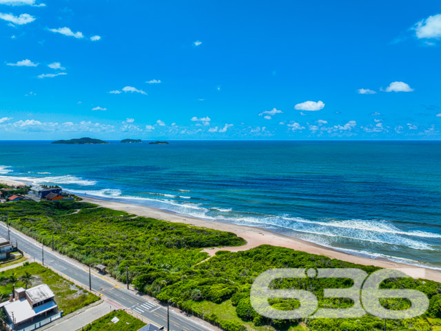 Apartamento em Balneário Barra do Sul, SC, que oferece uma vida tranquila e conectada com a natureza. Com uma localização privilegiada em Salinas, este imóvel está próximo a escolas, hospitais e diversas opções de lazer e serviços públicos essenciais, garantindo facilidade e conveniência para o seu dia a dia - ESTUDA PERMUTA

Este apartamento de 62m², está completamente mobiliado e pronto para morar. Com uma sala de estar espaçosa e aconchegante, a cozinha, elegante e funcional, dispõe de armários planejados, bancada em granito e está equipada com modernos eletrodomésticos.

Dois dormitórios arejados, ambos com ar-condicionado, oferecem um refúgio tranquilo após um longo dia.

Dispõe de garagem descoberta, churrasqueira e uma área de serviço prática para as necessidades do dia a dia. A área externa é ampla e bem ventilada, ideal para quem aprecia o ar livre e atividades ao ar livre.

Este imóvel não é apenas um lugar para morar, é um lar onde cada detalhe foi pensado para proporcionar conforto e bem-estar. Invista em qualidade de vida com a 636 Negócios Imobiliários, sua parceira imobiliária com mais de 30 anos de experiência e dedicação ao mercado de Balneário Barra do Sul. Conheça o Residencial, onde cada dia é uma nova oportunidade para viver bem.
 
636 NEGÓCIOS IMOBILIÁRIOS: A SUA MELHOR ESCOLHA
Com mais de 30 anos de experiência, a 636 Negócios Imobiliários é sua parceira ideal para encontrar o imóvel perfeito. Estamos prontos para ajudá-lo a fazer deste imóvel o seu novo lar.
 
Telefone: (47) 3451-0636
WhatsApp: (47) 99190-0636
 
Não perca esta oportunidade única. Visite nosso site para mais informações: i636.com.br
