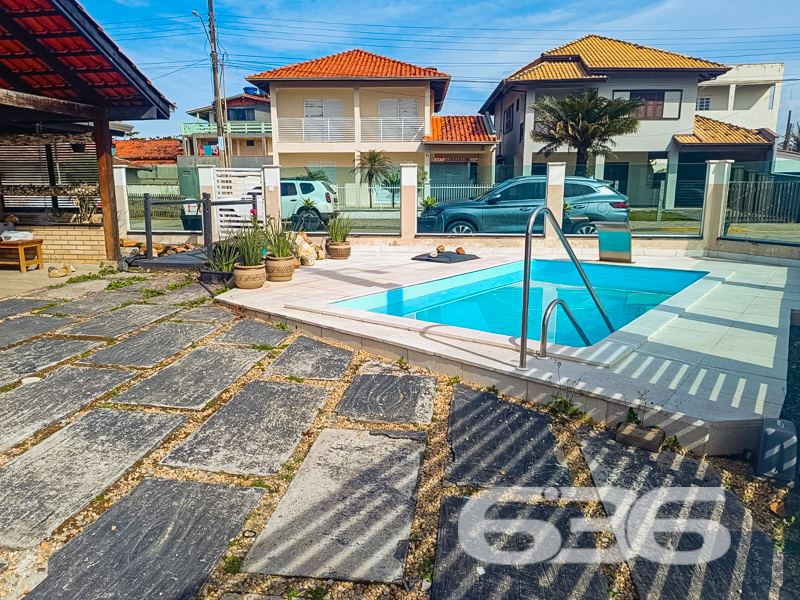 Casa à venda no Centro, Balneário Barra do Sul, a 