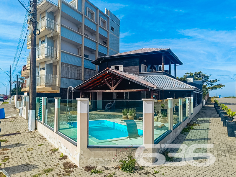 Casa à venda no Centro, Balneário Barra do Sul, a 