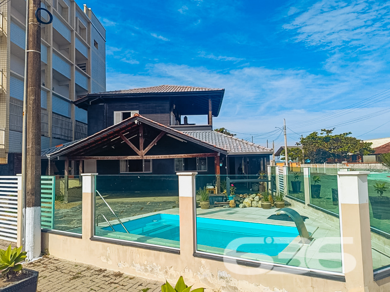 Casa à venda no Centro, Balneário Barra do Sul, a 