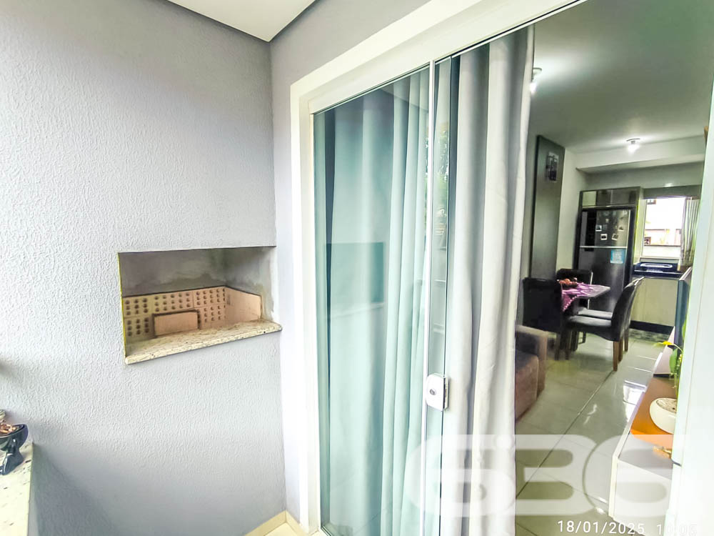Descubra seu novo lar em Joinville, no bairro Iririú. Apresentamos um apartamento térreo de fundos, ideal para quem busca privacidade sem abrir mão do acesso à conveniência urbana. Com área construída de 51,06m², este imóvel oferece um espaço acolhedor e bem planejado para você e sua família.

Este imóvel dispõe de dois confortáveis dormitórios, ambos com instalações prontas para ar-condicionado, sendo um deles dotado de uma sacada encantadora que permite a entrada de luz natural, criando um ambiente mais arejado e iluminado. A cozinha, um verdadeiro coração da casa, vem completamente equipada com móveis planejados de alto padrão e integra-se harmoniosamente à sala de estar e jantar, formando um espaço amplo para reunir amigos e familiares.

A sala de estar, central para o lazer e descanso, é ampla e recebe a luz natural que se espalha pelo apartamento, promovendo um ambiente relaxante e convidativo. A sacada do apartamento inclui uma churrasqueira moderna, perfeita para os momentos de lazer e celebrações em casa.

A funcionalidade se estende à área de serviço, que é prática e equipada, mantendo a organização e facilitando o dia a dia. O banheiro é moderno, com acabamentos de qualidade, oferecendo conforto e praticidade.

Externamente, o imóvel conta com uma vaga de garagem, portão eletrônico e sistema de interfone, garantindo segurança e privacidade. Localizado em uma rua pavimentada, com fácil acesso a importantes vias de transporte, escolas, hospitais, shopping centers e uma variedade de serviços essenciais, este apartamento no bairro Iririú é uma excelente escolha para quem busca conveniência e qualidade de vida.

O apartamento está situado em um terreno de 480,00m², com dimensões regulares e topografia plana, facilitando ainda mais a sua rotina. Permite animais, o que é ideal para os amantes de pets.

A 636 Negócios Imobiliários, com mais de 30 anos de experiência no mercado imobiliário, orgulha-se de apresentar este imóvel, garantindo a perfeição técnico-jurídica em todas as etapas da mediação. Venha conhecer e se encantar com este apartamento à venda em Joinville. Aguardamos seu contato para uma visita, onde a qualidade de vida que você merece se torna realidade.
 
636 NEGÓCIOS IMOBILIÁRIOS: A SUA MELHOR ESCOLHA
Com mais de 30 anos de experiência, a 636 Negócios Imobiliários é sua parceira ideal para encontrar o imóvel perfeito. Estamos prontos para ajudá-lo a fazer deste imóvel o seu novo lar.
 
Telefone: (47) 3451-0636
WhatsApp: (47) 99190-0636
 
Não perca esta oportunidade única. Visite nosso site para mais informações: i636.com.br