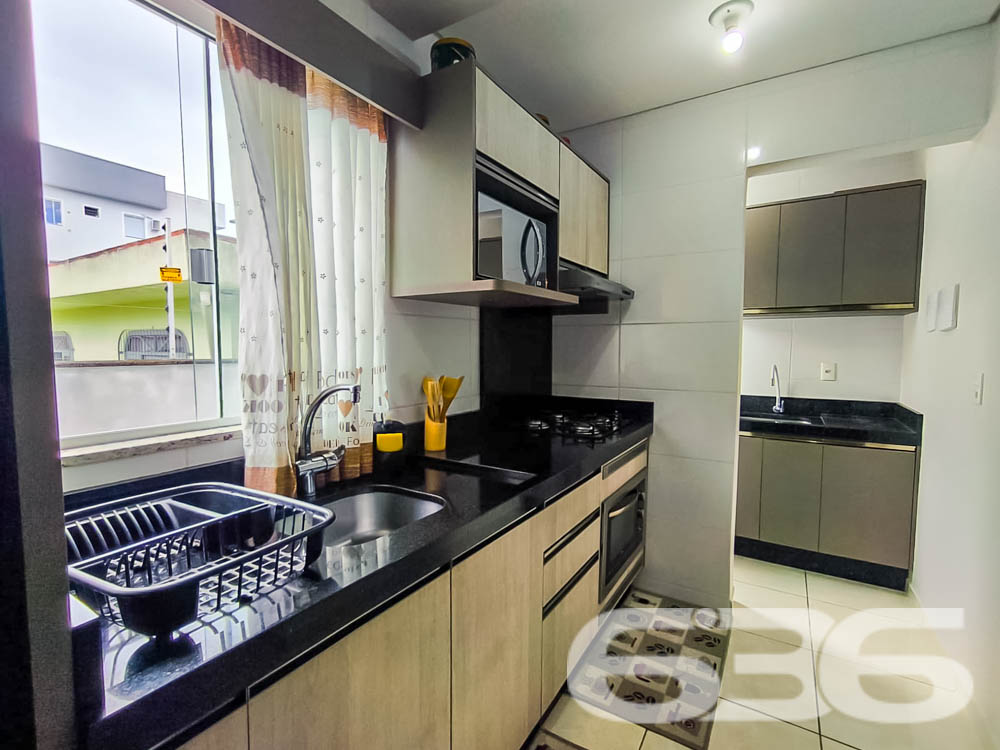 Descubra seu novo lar em Joinville, no bairro Iririú. Apresentamos um apartamento térreo de fundos, ideal para quem busca privacidade sem abrir mão do acesso à conveniência urbana. Com área construída de 51,06m², este imóvel oferece um espaço acolhedor e bem planejado para você e sua família.

Este imóvel dispõe de dois confortáveis dormitórios, ambos com instalações prontas para ar-condicionado, sendo um deles dotado de uma sacada encantadora que permite a entrada de luz natural, criando um ambiente mais arejado e iluminado. A cozinha, um verdadeiro coração da casa, vem completamente equipada com móveis planejados de alto padrão e integra-se harmoniosamente à sala de estar e jantar, formando um espaço amplo para reunir amigos e familiares.

A sala de estar, central para o lazer e descanso, é ampla e recebe a luz natural que se espalha pelo apartamento, promovendo um ambiente relaxante e convidativo. A sacada do apartamento inclui uma churrasqueira moderna, perfeita para os momentos de lazer e celebrações em casa.

A funcionalidade se estende à área de serviço, que é prática e equipada, mantendo a organização e facilitando o dia a dia. O banheiro é moderno, com acabamentos de qualidade, oferecendo conforto e praticidade.

Externamente, o imóvel conta com uma vaga de garagem, portão eletrônico e sistema de interfone, garantindo segurança e privacidade. Localizado em uma rua pavimentada, com fácil acesso a importantes vias de transporte, escolas, hospitais, shopping centers e uma variedade de serviços essenciais, este apartamento no bairro Iririú é uma excelente escolha para quem busca conveniência e qualidade de vida.

O apartamento está situado em um terreno de 480,00m², com dimensões regulares e topografia plana, facilitando ainda mais a sua rotina. Permite animais, o que é ideal para os amantes de pets.

A 636 Negócios Imobiliários, com mais de 30 anos de experiência no mercado imobiliário, orgulha-se de apresentar este imóvel, garantindo a perfeição técnico-jurídica em todas as etapas da mediação. Venha conhecer e se encantar com este apartamento à venda em Joinville. Aguardamos seu contato para uma visita, onde a qualidade de vida que você merece se torna realidade.
 
636 NEGÓCIOS IMOBILIÁRIOS: A SUA MELHOR ESCOLHA
Com mais de 30 anos de experiência, a 636 Negócios Imobiliários é sua parceira ideal para encontrar o imóvel perfeito. Estamos prontos para ajudá-lo a fazer deste imóvel o seu novo lar.
 
Telefone: (47) 3451-0636
WhatsApp: (47) 99190-0636
 
Não perca esta oportunidade única. Visite nosso site para mais informações: i636.com.br
