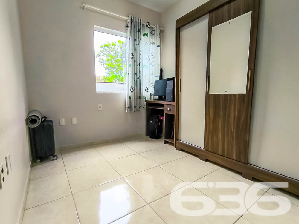 Descubra seu novo lar em Joinville, no bairro Iririú. Apresentamos um apartamento térreo de fundos, ideal para quem busca privacidade sem abrir mão do acesso à conveniência urbana. Com área construída de 51,06m², este imóvel oferece um espaço acolhedor e bem planejado para você e sua família.

Este imóvel dispõe de dois confortáveis dormitórios, ambos com instalações prontas para ar-condicionado, sendo um deles dotado de uma sacada encantadora que permite a entrada de luz natural, criando um ambiente mais arejado e iluminado. A cozinha, um verdadeiro coração da casa, vem completamente equipada com móveis planejados de alto padrão e integra-se harmoniosamente à sala de estar e jantar, formando um espaço amplo para reunir amigos e familiares.

A sala de estar, central para o lazer e descanso, é ampla e recebe a luz natural que se espalha pelo apartamento, promovendo um ambiente relaxante e convidativo. A sacada do apartamento inclui uma churrasqueira moderna, perfeita para os momentos de lazer e celebrações em casa.

A funcionalidade se estende à área de serviço, que é prática e equipada, mantendo a organização e facilitando o dia a dia. O banheiro é moderno, com acabamentos de qualidade, oferecendo conforto e praticidade.

Externamente, o imóvel conta com uma vaga de garagem, portão eletrônico e sistema de interfone, garantindo segurança e privacidade. Localizado em uma rua pavimentada, com fácil acesso a importantes vias de transporte, escolas, hospitais, shopping centers e uma variedade de serviços essenciais, este apartamento no bairro Iririú é uma excelente escolha para quem busca conveniência e qualidade de vida.

O apartamento está situado em um terreno de 480,00m², com dimensões regulares e topografia plana, facilitando ainda mais a sua rotina. Permite animais, o que é ideal para os amantes de pets.

A 636 Negócios Imobiliários, com mais de 30 anos de experiência no mercado imobiliário, orgulha-se de apresentar este imóvel, garantindo a perfeição técnico-jurídica em todas as etapas da mediação. Venha conhecer e se encantar com este apartamento à venda em Joinville. Aguardamos seu contato para uma visita, onde a qualidade de vida que você merece se torna realidade.
 
636 NEGÓCIOS IMOBILIÁRIOS: A SUA MELHOR ESCOLHA
Com mais de 30 anos de experiência, a 636 Negócios Imobiliários é sua parceira ideal para encontrar o imóvel perfeito. Estamos prontos para ajudá-lo a fazer deste imóvel o seu novo lar.
 
Telefone: (47) 3451-0636
WhatsApp: (47) 99190-0636
 
Não perca esta oportunidade única. Visite nosso site para mais informações: i636.com.br