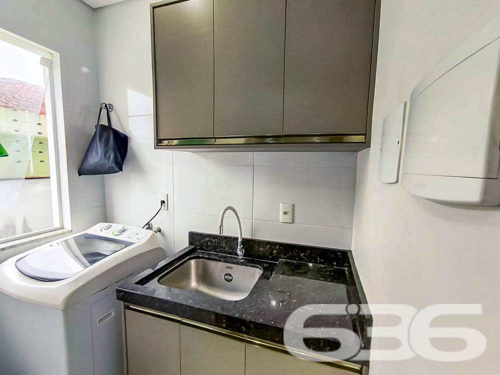 Descubra seu novo lar em Joinville, no bairro Iririú. Apresentamos um apartamento térreo de fundos, ideal para quem busca privacidade sem abrir mão do acesso à conveniência urbana. Com área construída de 51,06m², este imóvel oferece um espaço acolhedor e bem planejado para você e sua família.

Este imóvel dispõe de dois confortáveis dormitórios, ambos com instalações prontas para ar-condicionado, sendo um deles dotado de uma sacada encantadora que permite a entrada de luz natural, criando um ambiente mais arejado e iluminado. A cozinha, um verdadeiro coração da casa, vem completamente equipada com móveis planejados de alto padrão e integra-se harmoniosamente à sala de estar e jantar, formando um espaço amplo para reunir amigos e familiares.

A sala de estar, central para o lazer e descanso, é ampla e recebe a luz natural que se espalha pelo apartamento, promovendo um ambiente relaxante e convidativo. A sacada do apartamento inclui uma churrasqueira moderna, perfeita para os momentos de lazer e celebrações em casa.

A funcionalidade se estende à área de serviço, que é prática e equipada, mantendo a organização e facilitando o dia a dia. O banheiro é moderno, com acabamentos de qualidade, oferecendo conforto e praticidade.

Externamente, o imóvel conta com uma vaga de garagem, portão eletrônico e sistema de interfone, garantindo segurança e privacidade. Localizado em uma rua pavimentada, com fácil acesso a importantes vias de transporte, escolas, hospitais, shopping centers e uma variedade de serviços essenciais, este apartamento no bairro Iririú é uma excelente escolha para quem busca conveniência e qualidade de vida.

O apartamento está situado em um terreno de 480,00m², com dimensões regulares e topografia plana, facilitando ainda mais a sua rotina. Permite animais, o que é ideal para os amantes de pets.

A 636 Negócios Imobiliários, com mais de 30 anos de experiência no mercado imobiliário, orgulha-se de apresentar este imóvel, garantindo a perfeição técnico-jurídica em todas as etapas da mediação. Venha conhecer e se encantar com este apartamento à venda em Joinville. Aguardamos seu contato para uma visita, onde a qualidade de vida que você merece se torna realidade.
 
636 NEGÓCIOS IMOBILIÁRIOS: A SUA MELHOR ESCOLHA
Com mais de 30 anos de experiência, a 636 Negócios Imobiliários é sua parceira ideal para encontrar o imóvel perfeito. Estamos prontos para ajudá-lo a fazer deste imóvel o seu novo lar.
 
Telefone: (47) 3451-0636
WhatsApp: (47) 99190-0636
 
Não perca esta oportunidade única. Visite nosso site para mais informações: i636.com.br