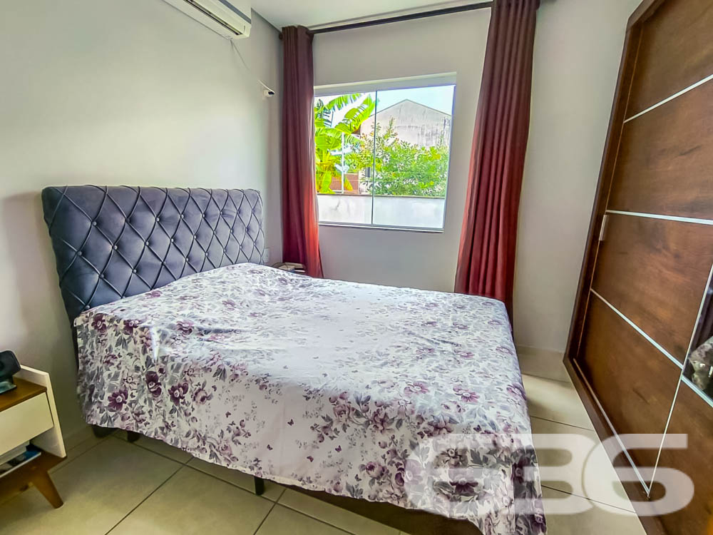 Descubra seu novo lar em Joinville, no bairro Iririú. Apresentamos um apartamento térreo de fundos, ideal para quem busca privacidade sem abrir mão do acesso à conveniência urbana. Com área construída de 51,06m², este imóvel oferece um espaço acolhedor e bem planejado para você e sua família.

Este imóvel dispõe de dois confortáveis dormitórios, ambos com instalações prontas para ar-condicionado, sendo um deles dotado de uma sacada encantadora que permite a entrada de luz natural, criando um ambiente mais arejado e iluminado. A cozinha, um verdadeiro coração da casa, vem completamente equipada com móveis planejados de alto padrão e integra-se harmoniosamente à sala de estar e jantar, formando um espaço amplo para reunir amigos e familiares.

A sala de estar, central para o lazer e descanso, é ampla e recebe a luz natural que se espalha pelo apartamento, promovendo um ambiente relaxante e convidativo. A sacada do apartamento inclui uma churrasqueira moderna, perfeita para os momentos de lazer e celebrações em casa.

A funcionalidade se estende à área de serviço, que é prática e equipada, mantendo a organização e facilitando o dia a dia. O banheiro é moderno, com acabamentos de qualidade, oferecendo conforto e praticidade.

Externamente, o imóvel conta com uma vaga de garagem, portão eletrônico e sistema de interfone, garantindo segurança e privacidade. Localizado em uma rua pavimentada, com fácil acesso a importantes vias de transporte, escolas, hospitais, shopping centers e uma variedade de serviços essenciais, este apartamento no bairro Iririú é uma excelente escolha para quem busca conveniência e qualidade de vida.

O apartamento está situado em um terreno de 480,00m², com dimensões regulares e topografia plana, facilitando ainda mais a sua rotina. Permite animais, o que é ideal para os amantes de pets.

A 636 Negócios Imobiliários, com mais de 30 anos de experiência no mercado imobiliário, orgulha-se de apresentar este imóvel, garantindo a perfeição técnico-jurídica em todas as etapas da mediação. Venha conhecer e se encantar com este apartamento à venda em Joinville. Aguardamos seu contato para uma visita, onde a qualidade de vida que você merece se torna realidade.
 
636 NEGÓCIOS IMOBILIÁRIOS: A SUA MELHOR ESCOLHA
Com mais de 30 anos de experiência, a 636 Negócios Imobiliários é sua parceira ideal para encontrar o imóvel perfeito. Estamos prontos para ajudá-lo a fazer deste imóvel o seu novo lar.
 
Telefone: (47) 3451-0636
WhatsApp: (47) 99190-0636
 
Não perca esta oportunidade única. Visite nosso site para mais informações: i636.com.br