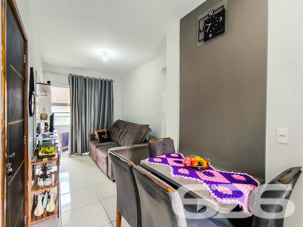 Descubra seu novo lar em Joinville, no bairro Iririú. Apresentamos um apartamento térreo de fundos, ideal para quem busca privacidade sem abrir mão do acesso à conveniência urbana. Com área construída de 51,06m², este imóvel oferece um espaço acolhedor e bem planejado para você e sua família.

Este imóvel dispõe de dois confortáveis dormitórios, ambos com instalações prontas para ar-condicionado, sendo um deles dotado de uma sacada encantadora que permite a entrada de luz natural, criando um ambiente mais arejado e iluminado. A cozinha, um verdadeiro coração da casa, vem completamente equipada com móveis planejados de alto padrão e integra-se harmoniosamente à sala de estar e jantar, formando um espaço amplo para reunir amigos e familiares.

A sala de estar, central para o lazer e descanso, é ampla e recebe a luz natural que se espalha pelo apartamento, promovendo um ambiente relaxante e convidativo. A sacada do apartamento inclui uma churrasqueira moderna, perfeita para os momentos de lazer e celebrações em casa.

A funcionalidade se estende à área de serviço, que é prática e equipada, mantendo a organização e facilitando o dia a dia. O banheiro é moderno, com acabamentos de qualidade, oferecendo conforto e praticidade.

Externamente, o imóvel conta com uma vaga de garagem, portão eletrônico e sistema de interfone, garantindo segurança e privacidade. Localizado em uma rua pavimentada, com fácil acesso a importantes vias de transporte, escolas, hospitais, shopping centers e uma variedade de serviços essenciais, este apartamento no bairro Iririú é uma excelente escolha para quem busca conveniência e qualidade de vida.

O apartamento está situado em um terreno de 480,00m², com dimensões regulares e topografia plana, facilitando ainda mais a sua rotina. Permite animais, o que é ideal para os amantes de pets.

A 636 Negócios Imobiliários, com mais de 30 anos de experiência no mercado imobiliário, orgulha-se de apresentar este imóvel, garantindo a perfeição técnico-jurídica em todas as etapas da mediação. Venha conhecer e se encantar com este apartamento à venda em Joinville. Aguardamos seu contato para uma visita, onde a qualidade de vida que você merece se torna realidade.
 
636 NEGÓCIOS IMOBILIÁRIOS: A SUA MELHOR ESCOLHA
Com mais de 30 anos de experiência, a 636 Negócios Imobiliários é sua parceira ideal para encontrar o imóvel perfeito. Estamos prontos para ajudá-lo a fazer deste imóvel o seu novo lar.
 
Telefone: (47) 3451-0636
WhatsApp: (47) 99190-0636
 
Não perca esta oportunidade única. Visite nosso site para mais informações: i636.com.br