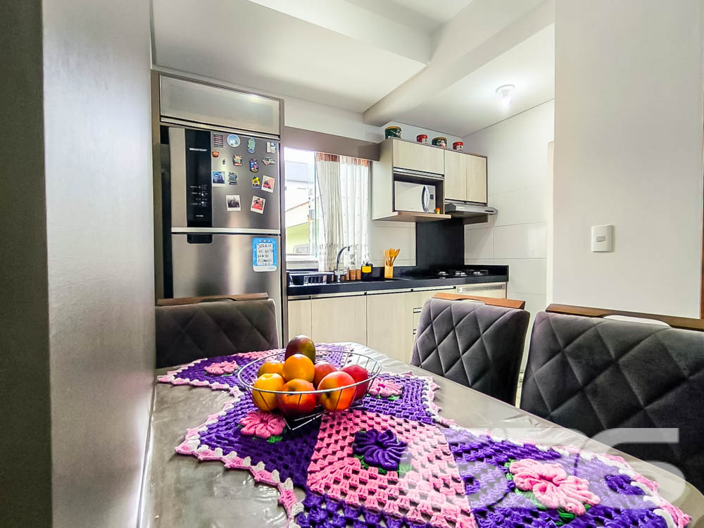 Descubra seu novo lar em Joinville, no bairro Iririú. Apresentamos um apartamento térreo de fundos, ideal para quem busca privacidade sem abrir mão do acesso à conveniência urbana. Com área construída de 51,06m², este imóvel oferece um espaço acolhedor e bem planejado para você e sua família.

Este imóvel dispõe de dois confortáveis dormitórios, ambos com instalações prontas para ar-condicionado, sendo um deles dotado de uma sacada encantadora que permite a entrada de luz natural, criando um ambiente mais arejado e iluminado. A cozinha, um verdadeiro coração da casa, vem completamente equipada com móveis planejados de alto padrão e integra-se harmoniosamente à sala de estar e jantar, formando um espaço amplo para reunir amigos e familiares.

A sala de estar, central para o lazer e descanso, é ampla e recebe a luz natural que se espalha pelo apartamento, promovendo um ambiente relaxante e convidativo. A sacada do apartamento inclui uma churrasqueira moderna, perfeita para os momentos de lazer e celebrações em casa.

A funcionalidade se estende à área de serviço, que é prática e equipada, mantendo a organização e facilitando o dia a dia. O banheiro é moderno, com acabamentos de qualidade, oferecendo conforto e praticidade.

Externamente, o imóvel conta com uma vaga de garagem, portão eletrônico e sistema de interfone, garantindo segurança e privacidade. Localizado em uma rua pavimentada, com fácil acesso a importantes vias de transporte, escolas, hospitais, shopping centers e uma variedade de serviços essenciais, este apartamento no bairro Iririú é uma excelente escolha para quem busca conveniência e qualidade de vida.

O apartamento está situado em um terreno de 480,00m², com dimensões regulares e topografia plana, facilitando ainda mais a sua rotina. Permite animais, o que é ideal para os amantes de pets.

A 636 Negócios Imobiliários, com mais de 30 anos de experiência no mercado imobiliário, orgulha-se de apresentar este imóvel, garantindo a perfeição técnico-jurídica em todas as etapas da mediação. Venha conhecer e se encantar com este apartamento à venda em Joinville. Aguardamos seu contato para uma visita, onde a qualidade de vida que você merece se torna realidade.
 
636 NEGÓCIOS IMOBILIÁRIOS: A SUA MELHOR ESCOLHA
Com mais de 30 anos de experiência, a 636 Negócios Imobiliários é sua parceira ideal para encontrar o imóvel perfeito. Estamos prontos para ajudá-lo a fazer deste imóvel o seu novo lar.
 
Telefone: (47) 3451-0636
WhatsApp: (47) 99190-0636
 
Não perca esta oportunidade única. Visite nosso site para mais informações: i636.com.br