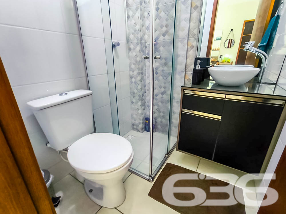 Descubra seu novo lar em Joinville, no bairro Iririú. Apresentamos um apartamento térreo de fundos, ideal para quem busca privacidade sem abrir mão do acesso à conveniência urbana. Com área construída de 51,06m², este imóvel oferece um espaço acolhedor e bem planejado para você e sua família.

Este imóvel dispõe de dois confortáveis dormitórios, ambos com instalações prontas para ar-condicionado, sendo um deles dotado de uma sacada encantadora que permite a entrada de luz natural, criando um ambiente mais arejado e iluminado. A cozinha, um verdadeiro coração da casa, vem completamente equipada com móveis planejados de alto padrão e integra-se harmoniosamente à sala de estar e jantar, formando um espaço amplo para reunir amigos e familiares.

A sala de estar, central para o lazer e descanso, é ampla e recebe a luz natural que se espalha pelo apartamento, promovendo um ambiente relaxante e convidativo. A sacada do apartamento inclui uma churrasqueira moderna, perfeita para os momentos de lazer e celebrações em casa.

A funcionalidade se estende à área de serviço, que é prática e equipada, mantendo a organização e facilitando o dia a dia. O banheiro é moderno, com acabamentos de qualidade, oferecendo conforto e praticidade.

Externamente, o imóvel conta com uma vaga de garagem, portão eletrônico e sistema de interfone, garantindo segurança e privacidade. Localizado em uma rua pavimentada, com fácil acesso a importantes vias de transporte, escolas, hospitais, shopping centers e uma variedade de serviços essenciais, este apartamento no bairro Iririú é uma excelente escolha para quem busca conveniência e qualidade de vida.

O apartamento está situado em um terreno de 480,00m², com dimensões regulares e topografia plana, facilitando ainda mais a sua rotina. Permite animais, o que é ideal para os amantes de pets.

A 636 Negócios Imobiliários, com mais de 30 anos de experiência no mercado imobiliário, orgulha-se de apresentar este imóvel, garantindo a perfeição técnico-jurídica em todas as etapas da mediação. Venha conhecer e se encantar com este apartamento à venda em Joinville. Aguardamos seu contato para uma visita, onde a qualidade de vida que você merece se torna realidade.
 
636 NEGÓCIOS IMOBILIÁRIOS: A SUA MELHOR ESCOLHA
Com mais de 30 anos de experiência, a 636 Negócios Imobiliários é sua parceira ideal para encontrar o imóvel perfeito. Estamos prontos para ajudá-lo a fazer deste imóvel o seu novo lar.
 
Telefone: (47) 3451-0636
WhatsApp: (47) 99190-0636
 
Não perca esta oportunidade única. Visite nosso site para mais informações: i636.com.br