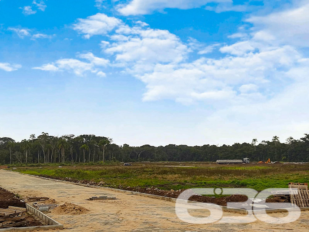 TERRENO EM CONDOMÍNIO RESIDENCIAL NA PRAIA DO ERVINO

Imagine construir a casa dos seus sonhos em um terreno de 450m², em um condomínio fechado na deslumbrante Praia do Ervino em São Francisco do Sul. Este terreno plano e regular, situado em rua asfaltada, oferece não apenas espaço, mas também uma gama de amenidades exclusivas.

???? COMPOSIÇÃO E AMENIDADES:
O terreno faz parte de um condomínio residencial que oferece uma área de uso comum de impressionantes 26.443,53m². Isso inclui uma área de lazer de 8.500m², uma área verde de 5.700m² e acessos que somam 12.243,53m². É o cenário perfeito para quem busca qualidade de vida e contato com a natureza.

????️ LOCALIZAÇÃO EXCLUSIVA:
Localizado na Praia do Ervino, este terreno oferece o melhor do litoral catarinense. Desfrute de dias ensolarados na praia e explore as belezas naturais da região.

???? 636 NEGÓCIOS IMOBILIÁRIOS: A SUA MELHOR ESCOLHA
Com mais de 30 anos de experiência no mercado imobiliário, a 636 Negócios Imobiliários é sua parceira confiável na busca pelo terreno ideal. Entre em contato conosco para mais informações e agende sua visita hoje mesmo.
Telefone: (47) 3448-3636
WhatsApp: (47) 99190-0636