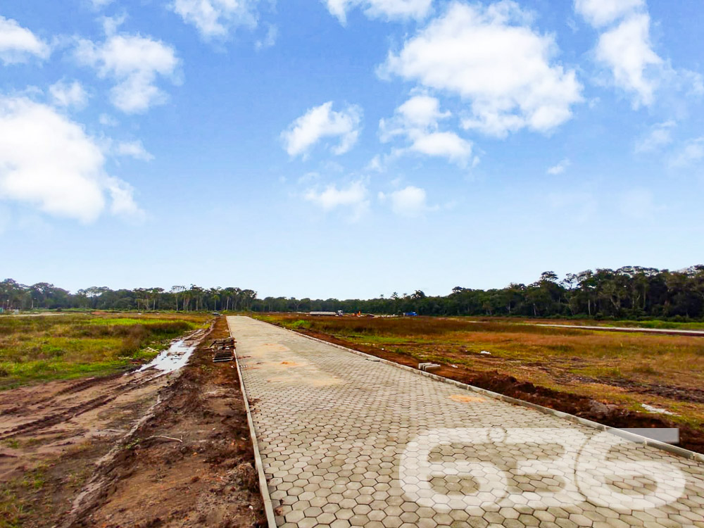 TERRENO EM CONDOMÍNIO RESIDENCIAL NA PRAIA DO ERVINO

Imagine construir a casa dos seus sonhos em um terreno de 450m², em um condomínio fechado na deslumbrante Praia do Ervino em São Francisco do Sul. Este terreno plano e regular, situado em rua asfaltada, oferece não apenas espaço, mas também uma gama de amenidades exclusivas.

???? COMPOSIÇÃO E AMENIDADES:
O terreno faz parte de um condomínio residencial que oferece uma área de uso comum de impressionantes 26.443,53m². Isso inclui uma área de lazer de 8.500m², uma área verde de 5.700m² e acessos que somam 12.243,53m². É o cenário perfeito para quem busca qualidade de vida e contato com a natureza.

????️ LOCALIZAÇÃO EXCLUSIVA:
Localizado na Praia do Ervino, este terreno oferece o melhor do litoral catarinense. Desfrute de dias ensolarados na praia e explore as belezas naturais da região.

???? 636 NEGÓCIOS IMOBILIÁRIOS: A SUA MELHOR ESCOLHA
Com mais de 30 anos de experiência no mercado imobiliário, a 636 Negócios Imobiliários é sua parceira confiável na busca pelo terreno ideal. Entre em contato conosco para mais informações e agende sua visita hoje mesmo.
Telefone: (47) 3448-3636
WhatsApp: (47) 99190-0636