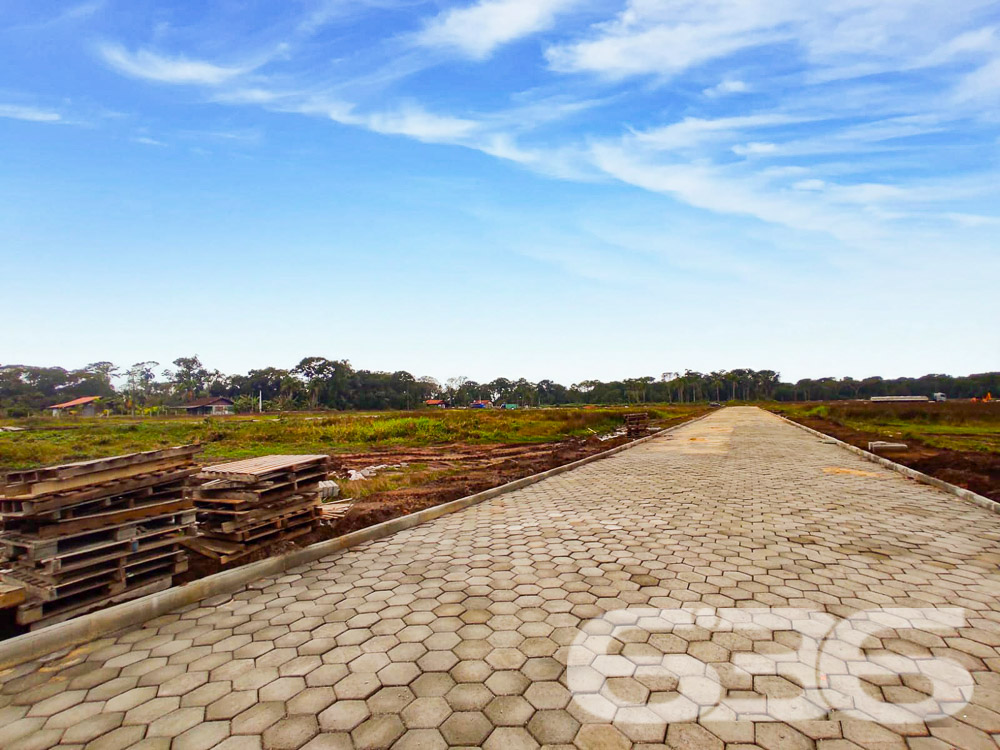 TERRENO EM CONDOMÍNIO RESIDENCIAL NA PRAIA DO ERVINO

Imagine construir a casa dos seus sonhos em um terreno de 450m², em um condomínio fechado na deslumbrante Praia do Ervino em São Francisco do Sul. Este terreno plano e regular, situado em rua asfaltada, oferece não apenas espaço, mas também uma gama de amenidades exclusivas.

???? COMPOSIÇÃO E AMENIDADES:
O terreno faz parte de um condomínio residencial que oferece uma área de uso comum de impressionantes 26.443,53m². Isso inclui uma área de lazer de 8.500m², uma área verde de 5.700m² e acessos que somam 12.243,53m². É o cenário perfeito para quem busca qualidade de vida e contato com a natureza.

????️ LOCALIZAÇÃO EXCLUSIVA:
Localizado na Praia do Ervino, este terreno oferece o melhor do litoral catarinense. Desfrute de dias ensolarados na praia e explore as belezas naturais da região.

???? 636 NEGÓCIOS IMOBILIÁRIOS: A SUA MELHOR ESCOLHA
Com mais de 30 anos de experiência no mercado imobiliário, a 636 Negócios Imobiliários é sua parceira confiável na busca pelo terreno ideal. Entre em contato conosco para mais informações e agende sua visita hoje mesmo.
Telefone: (47) 3448-3636
WhatsApp: (47) 99190-0636