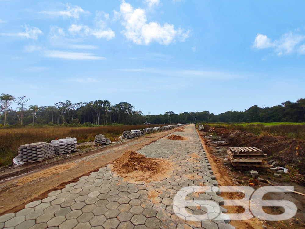 TERRENO EM CONDOMÍNIO RESIDENCIAL NA PRAIA DO ERVINO

Imagine construir a casa dos seus sonhos em um terreno de 450m², em um condomínio fechado na deslumbrante Praia do Ervino em São Francisco do Sul. Este terreno plano e regular, situado em rua asfaltada, oferece não apenas espaço, mas também uma gama de amenidades exclusivas.

???? COMPOSIÇÃO E AMENIDADES:
O terreno faz parte de um condomínio residencial que oferece uma área de uso comum de impressionantes 26.443,53m². Isso inclui uma área de lazer de 8.500m², uma área verde de 5.700m² e acessos que somam 12.243,53m². É o cenário perfeito para quem busca qualidade de vida e contato com a natureza.

????️ LOCALIZAÇÃO EXCLUSIVA:
Localizado na Praia do Ervino, este terreno oferece o melhor do litoral catarinense. Desfrute de dias ensolarados na praia e explore as belezas naturais da região.

???? 636 NEGÓCIOS IMOBILIÁRIOS: A SUA MELHOR ESCOLHA
Com mais de 30 anos de experiência no mercado imobiliário, a 636 Negócios Imobiliários é sua parceira confiável na busca pelo terreno ideal. Entre em contato conosco para mais informações e agende sua visita hoje mesmo.
Telefone: (47) 3448-3636
WhatsApp: (47) 99190-0636