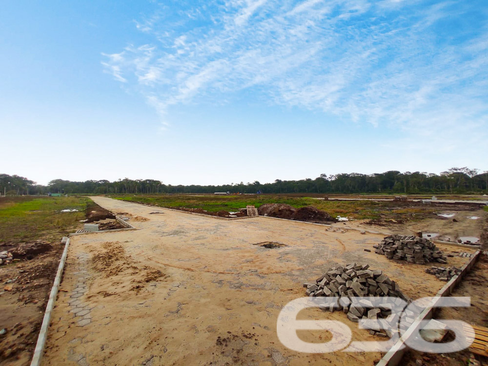 TERRENO EM CONDOMÍNIO RESIDENCIAL NA PRAIA DO ERVINO

Imagine construir a casa dos seus sonhos em um terreno de 450m², em um condomínio fechado na deslumbrante Praia do Ervino em São Francisco do Sul. Este terreno plano e regular, situado em rua asfaltada, oferece não apenas espaço, mas também uma gama de amenidades exclusivas.

???? COMPOSIÇÃO E AMENIDADES:
O terreno faz parte de um condomínio residencial que oferece uma área de uso comum de impressionantes 26.443,53m². Isso inclui uma área de lazer de 8.500m², uma área verde de 5.700m² e acessos que somam 12.243,53m². É o cenário perfeito para quem busca qualidade de vida e contato com a natureza.

????️ LOCALIZAÇÃO EXCLUSIVA:
Localizado na Praia do Ervino, este terreno oferece o melhor do litoral catarinense. Desfrute de dias ensolarados na praia e explore as belezas naturais da região.

???? 636 NEGÓCIOS IMOBILIÁRIOS: A SUA MELHOR ESCOLHA
Com mais de 30 anos de experiência no mercado imobiliário, a 636 Negócios Imobiliários é sua parceira confiável na busca pelo terreno ideal. Entre em contato conosco para mais informações e agende sua visita hoje mesmo.
Telefone: (47) 3448-3636
WhatsApp: (47) 99190-0636