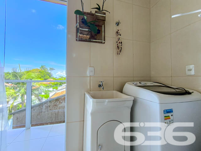 Descubra o seu novo lar nesta deslumbrante cobertura plana no bairro Salinas, em Balneário Barra do Sul, SC. Um imóvel de alto padrão, com uma localização privilegiada a apenas 400 metros do mar, perfeito para quem deseja qualidade de vida e conforto.
Este imóvel totalmente mobiliado, com móveis planejados de excelente qualidade, é composto por uma suíte com sacada, dois dormitórios adicionais, totalizando três sacadas com vistas deslumbrantes. A suíte principal é um verdadeiro refúgio, oferecendo privacidade e uma vista incrível, ideal para momentos de relaxamento. A cozinha moderna e funcional está equipada com armários sob medida, perfeita para quem adora cozinhar e receber amigos. A sala de estar é ampla e convidativa, com janelas que permitem a entrada de luz natural, criando um ambiente acolhedor.
Uma das sacadas inclui uma área gourmet com churrasqueira, onde você pode desfrutar de momentos agradáveis com a família e amigos enquanto aprecia a vista panorâmica da região. O imóvel também possui duas vagas de garagem descobertas, adicionando conveniência e segurança ao seu dia a dia.
Além do conforto interno, o imóvel está equipado com portão eletrônico, interfone e alarme, garantindo segurança e tranquilidade para você e sua família. A localização não pavimentada da rua adiciona um charme rústico ao ambiente, enquanto a proximidade com o mar, vias de acesso, transporte público e serviços públicos essenciais como escolas e hospitais, torna a vida prática e cômoda.
A região de Salinas é conhecida por sua tranquilidade e beleza natural, sendo uma excelente escolha para quem busca um estilo de vida mais calmo e próximo à natureza, sem abrir mão da conveniência e do acesso fácil a serviços. Esta cobertura é uma oportunidade única de investir em um imóvel que combina luxo, conforto e uma localização excepcional.
Convidamos você a agendar uma visita e sentir em primeira mão tudo que esta magnífica cobertura tem a oferecer. Na 636 Negócios Imobiliários, entendemos que só se constrói uma grande empresa com grandes pessoas e imóveis excepcionais como este. Venha descobrir seu novo lar conosco!
636 NEGÓCIOS IMOBILIÁRIOS: A SUA MELHOR ESCOLHA
Com mais de 30 anos de experiência, a 636 Negócios Imobiliários é sua parceira ideal para encontrar o imóvel perfeito. Estamos prontos para ajudá-lo a fazer deste imóvel o seu novo lar.
Telefone: (47) 3451-0636
WhatsApp: (47) 99190-0636
Não perca esta oportunidade única. Visite nosso site para mais informações: i636.com.br