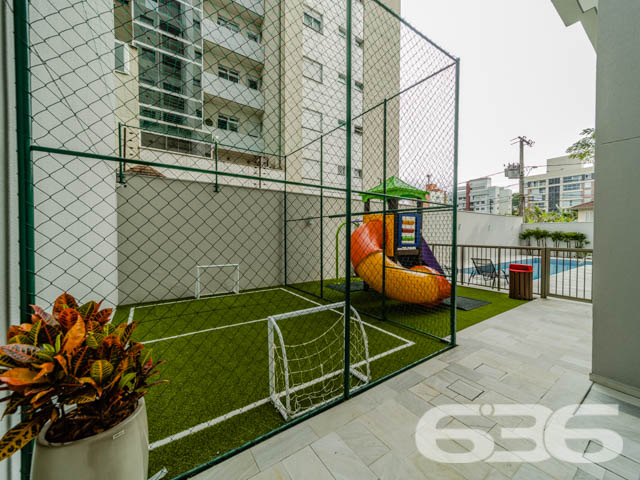 BAIRRO AMÉRICA: APARTAMENTO DE ALTO PADRÃO COM 3 SUÍTES!
Descubra a verdadeira definição de luxo neste apartamento de alto padrão no bairro América, com uma área privativa de 161m². Este imóvel exclusivo oferece 3 suítes, 5 banheiros, 2 vagas de garagem cobertas e uma série de amenidades de primeira classe, incluindo piscina, brinquedoteca, espaço fitness e salão de jogos.
CONFORTO E SOFISTICAÇÃO EM CADA DETALHE:
Este apartamento foi projetado para oferecer o máximo em conforto e estilo. Cada uma das 3 suítes é um santuário de paz, enquanto a sala de estar e a cozinha conjugada proporcionam um ambiente perfeito para entretenimento e relaxamento. O espaço fitness e a brinquedoteca são ideais para manter um estilo de vida saudável e ativo.
LOCALIZAÇÃO PRIVILEGIADA:
O bairro América é um dos mais desejados de Joinville, conhecido por sua infraestrutura completa e localização estratégica. Você estará cercado por todas as conveniências que precisa para um estilo de vida de alta qualidade.
A EXCELÊNCIA DA 636 NEGÓCIOS IMOBILIÁRIOS:
Com mais de 30 anos de experiência, a 636 Negócios Imobiliários é sua parceira confiável para uma transação imobiliária segura e eficiente.
Telefone: (47) 3451-0636
WhatsApp: (47) 99190-0636