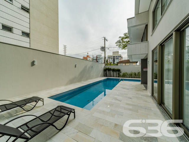 BAIRRO AMÉRICA: APARTAMENTO DE ALTO PADRÃO COM 3 SUÍTES!
Descubra a verdadeira definição de luxo neste apartamento de alto padrão no bairro América, com uma área privativa de 161m². Este imóvel exclusivo oferece 3 suítes, 5 banheiros, 2 vagas de garagem cobertas e uma série de amenidades de primeira classe, incluindo piscina, brinquedoteca, espaço fitness e salão de jogos.
CONFORTO E SOFISTICAÇÃO EM CADA DETALHE:
Este apartamento foi projetado para oferecer o máximo em conforto e estilo. Cada uma das 3 suítes é um santuário de paz, enquanto a sala de estar e a cozinha conjugada proporcionam um ambiente perfeito para entretenimento e relaxamento. O espaço fitness e a brinquedoteca são ideais para manter um estilo de vida saudável e ativo.
LOCALIZAÇÃO PRIVILEGIADA:
O bairro América é um dos mais desejados de Joinville, conhecido por sua infraestrutura completa e localização estratégica. Você estará cercado por todas as conveniências que precisa para um estilo de vida de alta qualidade.
A EXCELÊNCIA DA 636 NEGÓCIOS IMOBILIÁRIOS:
Com mais de 30 anos de experiência, a 636 Negócios Imobiliários é sua parceira confiável para uma transação imobiliária segura e eficiente.
Telefone: (47) 3451-0636
WhatsApp: (47) 99190-0636