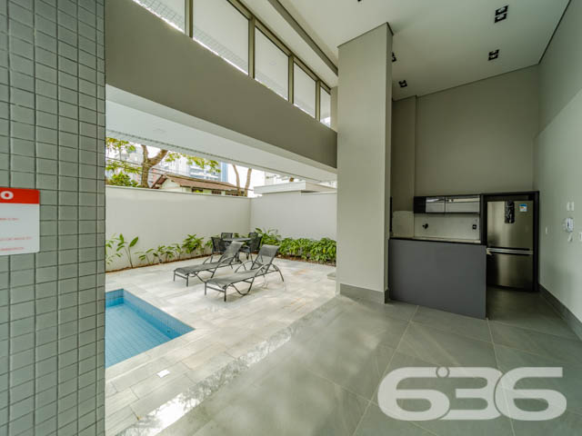 BAIRRO AMÉRICA: APARTAMENTO DE ALTO PADRÃO COM 3 SUÍTES!
Descubra a verdadeira definição de luxo neste apartamento de alto padrão no bairro América, com uma área privativa de 161m². Este imóvel exclusivo oferece 3 suítes, 5 banheiros, 2 vagas de garagem cobertas e uma série de amenidades de primeira classe, incluindo piscina, brinquedoteca, espaço fitness e salão de jogos.
CONFORTO E SOFISTICAÇÃO EM CADA DETALHE:
Este apartamento foi projetado para oferecer o máximo em conforto e estilo. Cada uma das 3 suítes é um santuário de paz, enquanto a sala de estar e a cozinha conjugada proporcionam um ambiente perfeito para entretenimento e relaxamento. O espaço fitness e a brinquedoteca são ideais para manter um estilo de vida saudável e ativo.
LOCALIZAÇÃO PRIVILEGIADA:
O bairro América é um dos mais desejados de Joinville, conhecido por sua infraestrutura completa e localização estratégica. Você estará cercado por todas as conveniências que precisa para um estilo de vida de alta qualidade.
A EXCELÊNCIA DA 636 NEGÓCIOS IMOBILIÁRIOS:
Com mais de 30 anos de experiência, a 636 Negócios Imobiliários é sua parceira confiável para uma transação imobiliária segura e eficiente.
Telefone: (47) 3451-0636
WhatsApp: (47) 99190-0636