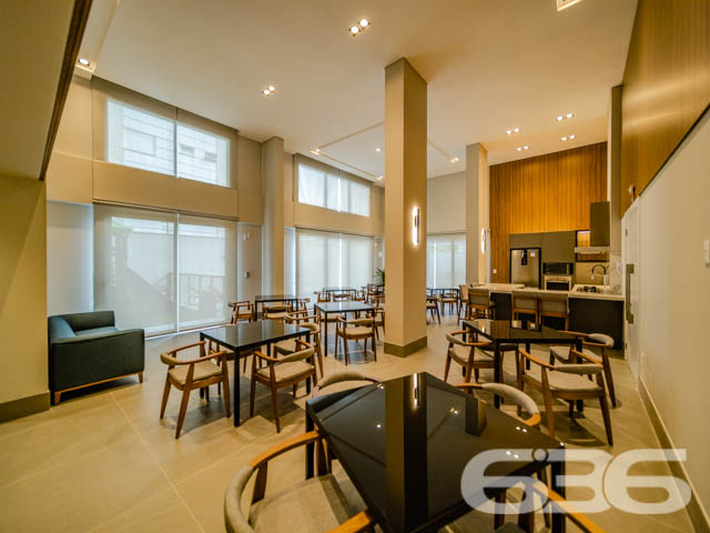 BAIRRO AMÉRICA: APARTAMENTO DE ALTO PADRÃO COM 3 SUÍTES!
Descubra a verdadeira definição de luxo neste apartamento de alto padrão no bairro América, com uma área privativa de 161m². Este imóvel exclusivo oferece 3 suítes, 5 banheiros, 2 vagas de garagem cobertas e uma série de amenidades de primeira classe, incluindo piscina, brinquedoteca, espaço fitness e salão de jogos.
CONFORTO E SOFISTICAÇÃO EM CADA DETALHE:
Este apartamento foi projetado para oferecer o máximo em conforto e estilo. Cada uma das 3 suítes é um santuário de paz, enquanto a sala de estar e a cozinha conjugada proporcionam um ambiente perfeito para entretenimento e relaxamento. O espaço fitness e a brinquedoteca são ideais para manter um estilo de vida saudável e ativo.
LOCALIZAÇÃO PRIVILEGIADA:
O bairro América é um dos mais desejados de Joinville, conhecido por sua infraestrutura completa e localização estratégica. Você estará cercado por todas as conveniências que precisa para um estilo de vida de alta qualidade.
A EXCELÊNCIA DA 636 NEGÓCIOS IMOBILIÁRIOS:
Com mais de 30 anos de experiência, a 636 Negócios Imobiliários é sua parceira confiável para uma transação imobiliária segura e eficiente.
Telefone: (47) 3451-0636
WhatsApp: (47) 99190-0636
