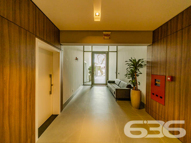 BAIRRO AMÉRICA: APARTAMENTO DE ALTO PADRÃO COM 3 SUÍTES!
Descubra a verdadeira definição de luxo neste apartamento de alto padrão no bairro América, com uma área privativa de 161m². Este imóvel exclusivo oferece 3 suítes, 5 banheiros, 2 vagas de garagem cobertas e uma série de amenidades de primeira classe, incluindo piscina, brinquedoteca, espaço fitness e salão de jogos.
CONFORTO E SOFISTICAÇÃO EM CADA DETALHE:
Este apartamento foi projetado para oferecer o máximo em conforto e estilo. Cada uma das 3 suítes é um santuário de paz, enquanto a sala de estar e a cozinha conjugada proporcionam um ambiente perfeito para entretenimento e relaxamento. O espaço fitness e a brinquedoteca são ideais para manter um estilo de vida saudável e ativo.
LOCALIZAÇÃO PRIVILEGIADA:
O bairro América é um dos mais desejados de Joinville, conhecido por sua infraestrutura completa e localização estratégica. Você estará cercado por todas as conveniências que precisa para um estilo de vida de alta qualidade.
A EXCELÊNCIA DA 636 NEGÓCIOS IMOBILIÁRIOS:
Com mais de 30 anos de experiência, a 636 Negócios Imobiliários é sua parceira confiável para uma transação imobiliária segura e eficiente.
Telefone: (47) 3451-0636
WhatsApp: (47) 99190-0636