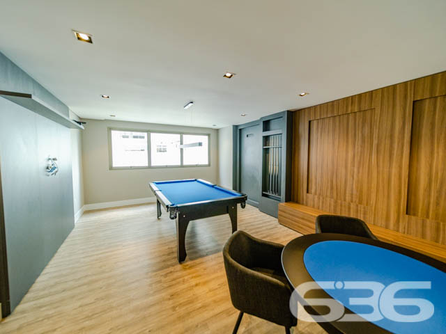 BAIRRO AMÉRICA: APARTAMENTO DE ALTO PADRÃO COM 3 SUÍTES!
Descubra a verdadeira definição de luxo neste apartamento de alto padrão no bairro América, com uma área privativa de 161m². Este imóvel exclusivo oferece 3 suítes, 5 banheiros, 2 vagas de garagem cobertas e uma série de amenidades de primeira classe, incluindo piscina, brinquedoteca, espaço fitness e salão de jogos.
CONFORTO E SOFISTICAÇÃO EM CADA DETALHE:
Este apartamento foi projetado para oferecer o máximo em conforto e estilo. Cada uma das 3 suítes é um santuário de paz, enquanto a sala de estar e a cozinha conjugada proporcionam um ambiente perfeito para entretenimento e relaxamento. O espaço fitness e a brinquedoteca são ideais para manter um estilo de vida saudável e ativo.
LOCALIZAÇÃO PRIVILEGIADA:
O bairro América é um dos mais desejados de Joinville, conhecido por sua infraestrutura completa e localização estratégica. Você estará cercado por todas as conveniências que precisa para um estilo de vida de alta qualidade.
A EXCELÊNCIA DA 636 NEGÓCIOS IMOBILIÁRIOS:
Com mais de 30 anos de experiência, a 636 Negócios Imobiliários é sua parceira confiável para uma transação imobiliária segura e eficiente.
Telefone: (47) 3451-0636
WhatsApp: (47) 99190-0636