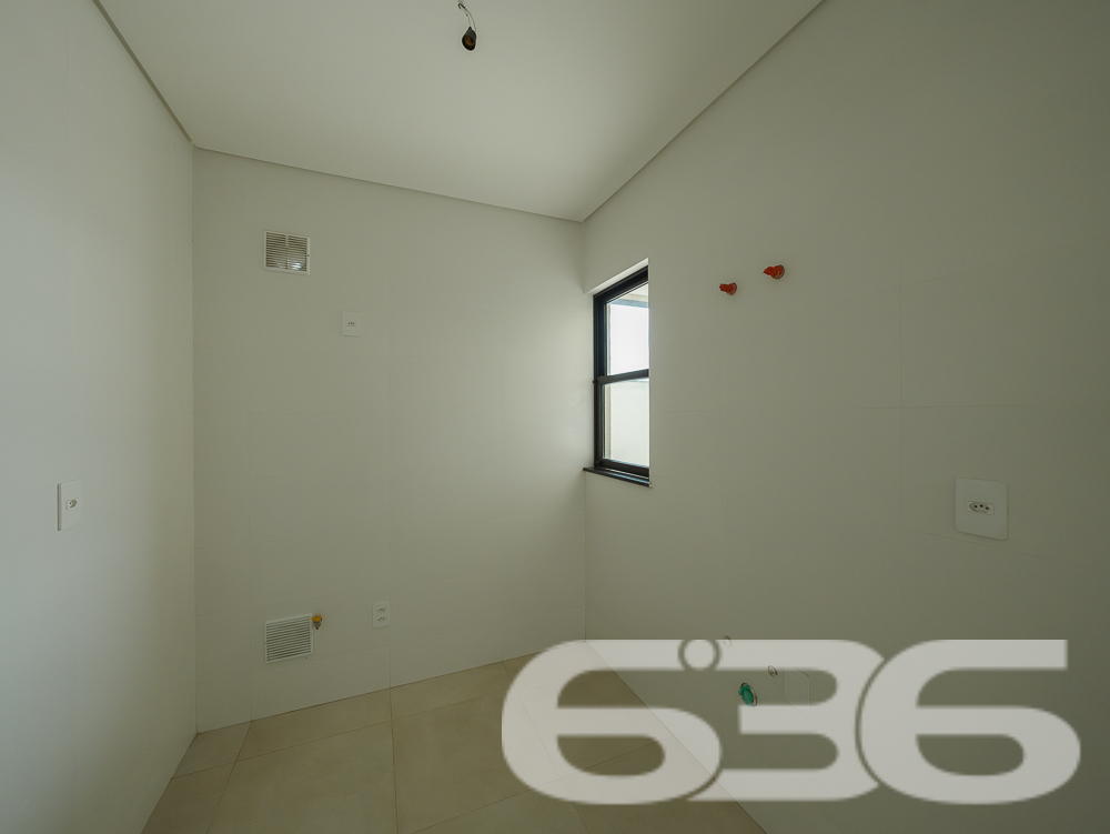 Descubra seu Próximo Lar em Joinville – Um Apartamento com Terraço e Conforto Moderno
Localizado no coração do bairro Bucarein em Joinville, este apartamento oferece uma combinação única de design moderno, privacidade e funcionalidade, estabelecendo um novo padrão de vida urbana. Com um endereço privilegiado e infraestrutura invejável, este imóvel promete ser o refúgio perfeito para quem busca tranquilidade sem abrir mão da conveniência.
A sala de estar e jantar, com piso de porcelanato, oferece um espaço amplo e iluminado, conectando-se a um terraço generoso com churrasqueira, onde você pode desfrutar de momentos relaxantes ou entreter convidados com total privacidade. A cozinha prática e funcional se abre para a área de serviço, otimizando o espaço e proporcionando praticidade no dia a dia.
Um dos destaques deste apartamento é o terraço enorme que oferece a possibilidade de instalação de uma piscina ou ofurô, criando um ambiente externo exclusivo para relaxamento ou entretenimento. Completam o layout duas garagens cobertas, proporcionando segurança e conveniência.
Para o lazer, o edifício dispõe de academia mobiliada, brinquedoteca e salão de festas com espaço gourmet, todos decorados e mobiliados, proporcionando áreas de convívio elegantes e práticas para todas as idades.
Este apartamento em Joinville não é apenas um espaço para morar, mas um convite para viver bem, combinando modernidade, segurança e lazer em um dos melhores bairros da cidade. Agende sua visita e venha descobrir por que este Giardino é o lar dos seus sonhos!
636 NEGÓCIOS IMOBILIÁRIOS: A SUA MELHOR ESCOLHA
Com mais de 30 anos de experiência, a 636 Negócios Imobiliários é sua parceira ideal para encontrar o imóvel perfeito. Estamos prontos para ajudá-lo a fazer deste imóvel o seu novo lar.
Telefone: (47) 3451-0636
WhatsApp: (47) 99190-0636
Não perca esta oportunidade única. Visite nosso site para mais informações: i636.com.br