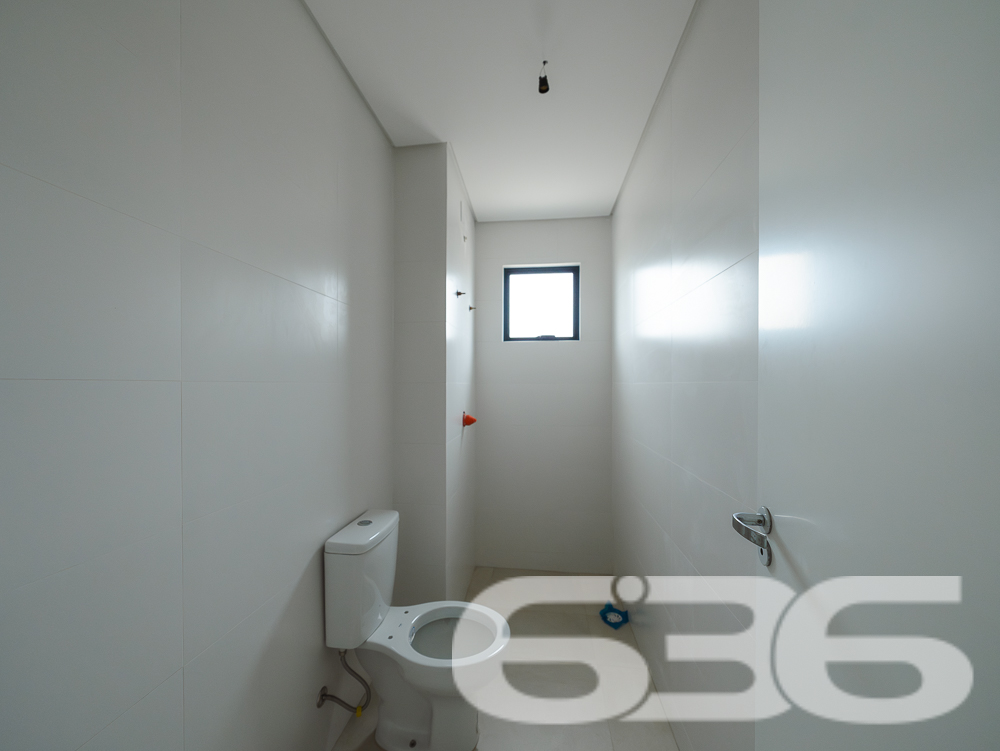 Descubra seu Próximo Lar em Joinville – Um Apartamento com Terraço e Conforto Moderno
Localizado no coração do bairro Bucarein em Joinville, este apartamento oferece uma combinação única de design moderno, privacidade e funcionalidade, estabelecendo um novo padrão de vida urbana. Com um endereço privilegiado e infraestrutura invejável, este imóvel promete ser o refúgio perfeito para quem busca tranquilidade sem abrir mão da conveniência.
A sala de estar e jantar, com piso de porcelanato, oferece um espaço amplo e iluminado, conectando-se a um terraço generoso com churrasqueira, onde você pode desfrutar de momentos relaxantes ou entreter convidados com total privacidade. A cozinha prática e funcional se abre para a área de serviço, otimizando o espaço e proporcionando praticidade no dia a dia.
Um dos destaques deste apartamento é o terraço enorme que oferece a possibilidade de instalação de uma piscina ou ofurô, criando um ambiente externo exclusivo para relaxamento ou entretenimento. Completam o layout duas garagens cobertas, proporcionando segurança e conveniência.
Para o lazer, o edifício dispõe de academia mobiliada, brinquedoteca e salão de festas com espaço gourmet, todos decorados e mobiliados, proporcionando áreas de convívio elegantes e práticas para todas as idades.
Este apartamento em Joinville não é apenas um espaço para morar, mas um convite para viver bem, combinando modernidade, segurança e lazer em um dos melhores bairros da cidade. Agende sua visita e venha descobrir por que este Giardino é o lar dos seus sonhos!
636 NEGÓCIOS IMOBILIÁRIOS: A SUA MELHOR ESCOLHA
Com mais de 30 anos de experiência, a 636 Negócios Imobiliários é sua parceira ideal para encontrar o imóvel perfeito. Estamos prontos para ajudá-lo a fazer deste imóvel o seu novo lar.
Telefone: (47) 3451-0636
WhatsApp: (47) 99190-0636
Não perca esta oportunidade única. Visite nosso site para mais informações: i636.com.br