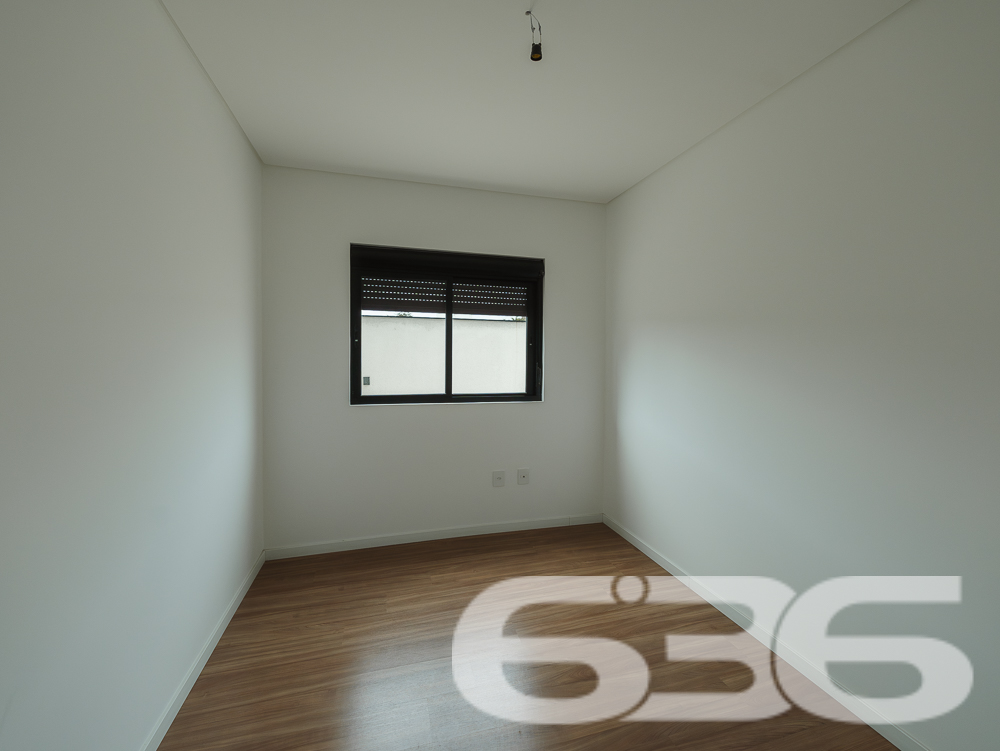 Descubra seu Próximo Lar em Joinville – Um Apartamento com Terraço e Conforto Moderno
Localizado no coração do bairro Bucarein em Joinville, este apartamento oferece uma combinação única de design moderno, privacidade e funcionalidade, estabelecendo um novo padrão de vida urbana. Com um endereço privilegiado e infraestrutura invejável, este imóvel promete ser o refúgio perfeito para quem busca tranquilidade sem abrir mão da conveniência.
A sala de estar e jantar, com piso de porcelanato, oferece um espaço amplo e iluminado, conectando-se a um terraço generoso com churrasqueira, onde você pode desfrutar de momentos relaxantes ou entreter convidados com total privacidade. A cozinha prática e funcional se abre para a área de serviço, otimizando o espaço e proporcionando praticidade no dia a dia.
Um dos destaques deste apartamento é o terraço enorme que oferece a possibilidade de instalação de uma piscina ou ofurô, criando um ambiente externo exclusivo para relaxamento ou entretenimento. Completam o layout duas garagens cobertas, proporcionando segurança e conveniência.
Para o lazer, o edifício dispõe de academia mobiliada, brinquedoteca e salão de festas com espaço gourmet, todos decorados e mobiliados, proporcionando áreas de convívio elegantes e práticas para todas as idades.
Este apartamento em Joinville não é apenas um espaço para morar, mas um convite para viver bem, combinando modernidade, segurança e lazer em um dos melhores bairros da cidade. Agende sua visita e venha descobrir por que este Giardino é o lar dos seus sonhos!
636 NEGÓCIOS IMOBILIÁRIOS: A SUA MELHOR ESCOLHA
Com mais de 30 anos de experiência, a 636 Negócios Imobiliários é sua parceira ideal para encontrar o imóvel perfeito. Estamos prontos para ajudá-lo a fazer deste imóvel o seu novo lar.
Telefone: (47) 3451-0636
WhatsApp: (47) 99190-0636
Não perca esta oportunidade única. Visite nosso site para mais informações: i636.com.br