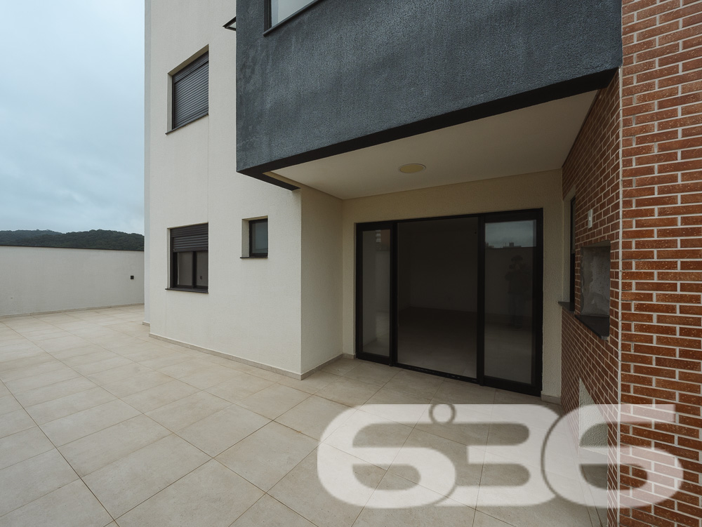 Descubra seu Próximo Lar em Joinville – Um Apartamento com Terraço e Conforto Moderno
Localizado no coração do bairro Bucarein em Joinville, este apartamento oferece uma combinação única de design moderno, privacidade e funcionalidade, estabelecendo um novo padrão de vida urbana. Com um endereço privilegiado e infraestrutura invejável, este imóvel promete ser o refúgio perfeito para quem busca tranquilidade sem abrir mão da conveniência.
A sala de estar e jantar, com piso de porcelanato, oferece um espaço amplo e iluminado, conectando-se a um terraço generoso com churrasqueira, onde você pode desfrutar de momentos relaxantes ou entreter convidados com total privacidade. A cozinha prática e funcional se abre para a área de serviço, otimizando o espaço e proporcionando praticidade no dia a dia.
Um dos destaques deste apartamento é o terraço enorme que oferece a possibilidade de instalação de uma piscina ou ofurô, criando um ambiente externo exclusivo para relaxamento ou entretenimento. Completam o layout duas garagens cobertas, proporcionando segurança e conveniência.
Para o lazer, o edifício dispõe de academia mobiliada, brinquedoteca e salão de festas com espaço gourmet, todos decorados e mobiliados, proporcionando áreas de convívio elegantes e práticas para todas as idades.
Este apartamento em Joinville não é apenas um espaço para morar, mas um convite para viver bem, combinando modernidade, segurança e lazer em um dos melhores bairros da cidade. Agende sua visita e venha descobrir por que este Giardino é o lar dos seus sonhos!
636 NEGÓCIOS IMOBILIÁRIOS: A SUA MELHOR ESCOLHA
Com mais de 30 anos de experiência, a 636 Negócios Imobiliários é sua parceira ideal para encontrar o imóvel perfeito. Estamos prontos para ajudá-lo a fazer deste imóvel o seu novo lar.
Telefone: (47) 3451-0636
WhatsApp: (47) 99190-0636
Não perca esta oportunidade única. Visite nosso site para mais informações: i636.com.br