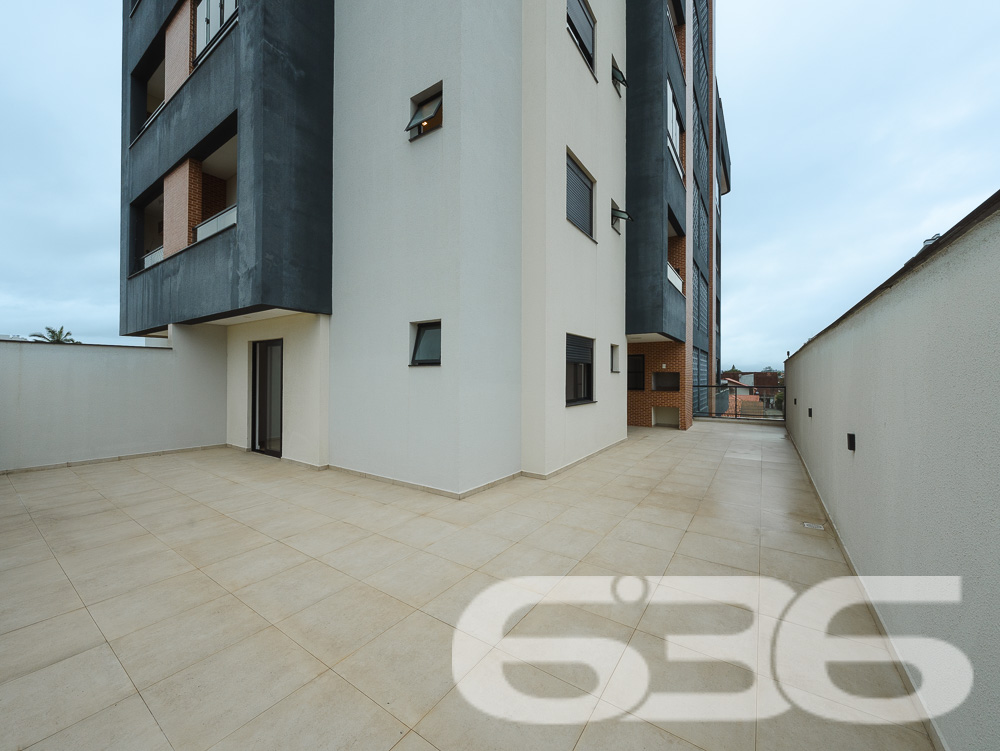 Descubra seu Próximo Lar em Joinville – Um Apartamento com Terraço e Conforto Moderno
Localizado no coração do bairro Bucarein em Joinville, este apartamento oferece uma combinação única de design moderno, privacidade e funcionalidade, estabelecendo um novo padrão de vida urbana. Com um endereço privilegiado e infraestrutura invejável, este imóvel promete ser o refúgio perfeito para quem busca tranquilidade sem abrir mão da conveniência.
A sala de estar e jantar, com piso de porcelanato, oferece um espaço amplo e iluminado, conectando-se a um terraço generoso com churrasqueira, onde você pode desfrutar de momentos relaxantes ou entreter convidados com total privacidade. A cozinha prática e funcional se abre para a área de serviço, otimizando o espaço e proporcionando praticidade no dia a dia.
Um dos destaques deste apartamento é o terraço enorme que oferece a possibilidade de instalação de uma piscina ou ofurô, criando um ambiente externo exclusivo para relaxamento ou entretenimento. Completam o layout duas garagens cobertas, proporcionando segurança e conveniência.
Para o lazer, o edifício dispõe de academia mobiliada, brinquedoteca e salão de festas com espaço gourmet, todos decorados e mobiliados, proporcionando áreas de convívio elegantes e práticas para todas as idades.
Este apartamento em Joinville não é apenas um espaço para morar, mas um convite para viver bem, combinando modernidade, segurança e lazer em um dos melhores bairros da cidade. Agende sua visita e venha descobrir por que este Giardino é o lar dos seus sonhos!
636 NEGÓCIOS IMOBILIÁRIOS: A SUA MELHOR ESCOLHA
Com mais de 30 anos de experiência, a 636 Negócios Imobiliários é sua parceira ideal para encontrar o imóvel perfeito. Estamos prontos para ajudá-lo a fazer deste imóvel o seu novo lar.
Telefone: (47) 3451-0636
WhatsApp: (47) 99190-0636
Não perca esta oportunidade única. Visite nosso site para mais informações: i636.com.br