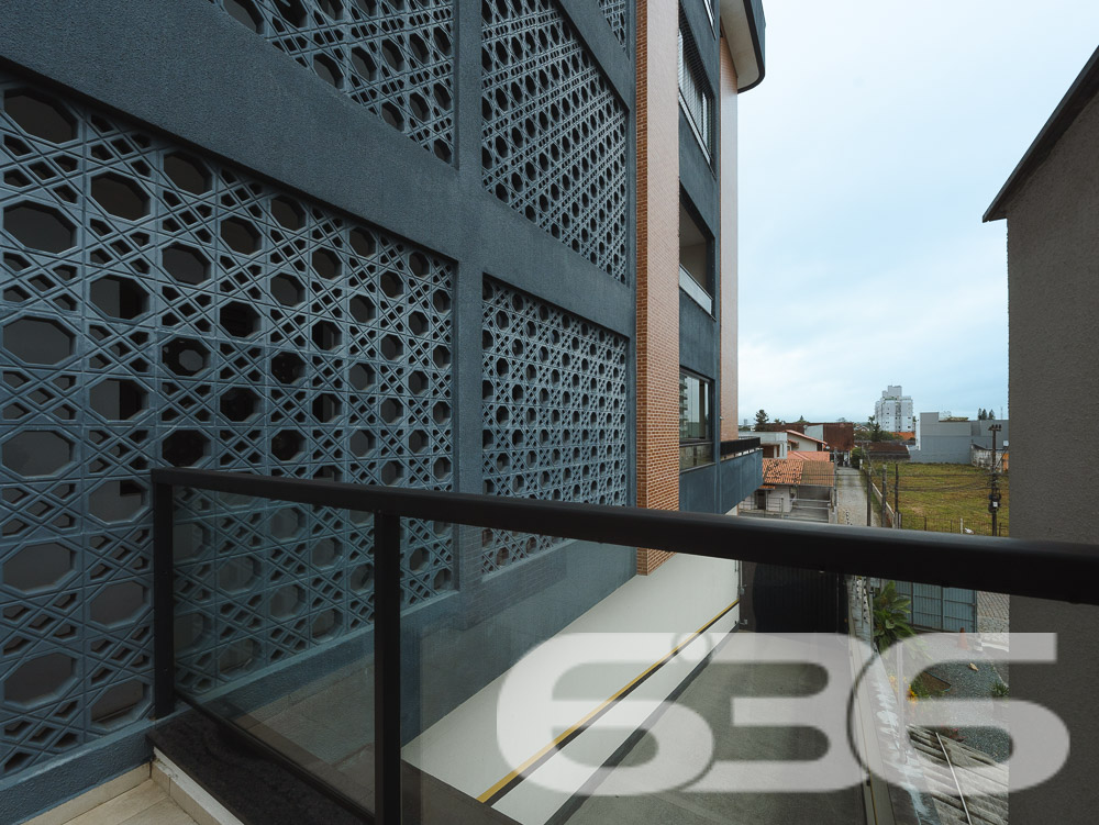 Descubra seu Próximo Lar em Joinville – Um Apartamento com Terraço e Conforto Moderno
Localizado no coração do bairro Bucarein em Joinville, este apartamento oferece uma combinação única de design moderno, privacidade e funcionalidade, estabelecendo um novo padrão de vida urbana. Com um endereço privilegiado e infraestrutura invejável, este imóvel promete ser o refúgio perfeito para quem busca tranquilidade sem abrir mão da conveniência.
A sala de estar e jantar, com piso de porcelanato, oferece um espaço amplo e iluminado, conectando-se a um terraço generoso com churrasqueira, onde você pode desfrutar de momentos relaxantes ou entreter convidados com total privacidade. A cozinha prática e funcional se abre para a área de serviço, otimizando o espaço e proporcionando praticidade no dia a dia.
Um dos destaques deste apartamento é o terraço enorme que oferece a possibilidade de instalação de uma piscina ou ofurô, criando um ambiente externo exclusivo para relaxamento ou entretenimento. Completam o layout duas garagens cobertas, proporcionando segurança e conveniência.
Para o lazer, o edifício dispõe de academia mobiliada, brinquedoteca e salão de festas com espaço gourmet, todos decorados e mobiliados, proporcionando áreas de convívio elegantes e práticas para todas as idades.
Este apartamento em Joinville não é apenas um espaço para morar, mas um convite para viver bem, combinando modernidade, segurança e lazer em um dos melhores bairros da cidade. Agende sua visita e venha descobrir por que este Giardino é o lar dos seus sonhos!
636 NEGÓCIOS IMOBILIÁRIOS: A SUA MELHOR ESCOLHA
Com mais de 30 anos de experiência, a 636 Negócios Imobiliários é sua parceira ideal para encontrar o imóvel perfeito. Estamos prontos para ajudá-lo a fazer deste imóvel o seu novo lar.
Telefone: (47) 3451-0636
WhatsApp: (47) 99190-0636
Não perca esta oportunidade única. Visite nosso site para mais informações: i636.com.br