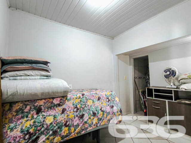 Descubra o seu próximo lar em Balneário Barra do Sul – Residência perfeita para quem busca conforto e lazer pertinho do mar!

Localizada no coração de Balneário Barra do Sul, SC, esta charmosa residência térrea oferece a combinação perfeita de conforto, funcionalidade e localização. Com um terreno de 94,98m², a casa dispõe de 45,00m² de área construída, projetada para maximizar o espaço e o bem-estar de seus moradores.

Ao entrar, você será recebido em uma acolhedora sala de estar, que se integra harmoniosamente à sala de jantar, proporcionando um ambiente ideal para momentos em família. A cozinha, prática e funcional, está equipada para atender todas as suas necessidades culinárias, enquanto os dois dormitórios são o refúgio perfeito para um descanso tranquilo após um dia de praia.

A área externa é um verdadeiro convite ao lazer, com uma ampla varanda coberta que inclui uma churrasqueira perfeita para confraternizações e momentos de lazer. Imagine as memórias que você poderá criar neste espaço, seja em um churrasco em família ou simplesmente relaxando ao ar livre.

Esta residência está situada em uma das localizações mais valorizadas de Barra do Sul, conhecida como Boca da Barra. 

Para sua conveniência, o imóvel conta com garagem coberta, banheiro bem mantido, despensa, e é completamente murado, garantindo privacidade e segurança. A infraestrutura local inclui fácil acesso a vias principais, transporte público, escolas e serviços públicos essenciais, tornando o dia a dia prático e sem complicações.

Conecte-se com a natureza e com a tranquilidade de viver perto do mar, em uma residência que oferece não apenas um lugar para morar, mas um verdadeiro lar. Não perca a chance de conhecer este imóvel encantador, ideal para quem valoriza a qualidade de vida e a proximidade com a natureza. Entre em contato conosco na 636 Negócios Imobiliários e agende sua visita! Esta é a oportunidade perfeita para você que sonha com um lar na praia com todo o conforto e comodidade.
 
636 NEGÓCIOS IMOBILIÁRIOS: A SUA MELHOR ESCOLHA
Com mais de 30 anos de experiência, a 636 Negócios Imobiliários é sua parceira ideal para encontrar o imóvel perfeito. Estamos prontos para ajudá-lo a fazer deste imóvel o seu novo lar.
 
Telefone: (47) 3451-0636
WhatsApp: (47) 99190-0636
 
Não perca esta oportunidade única. Visite nosso site para mais informações: i636.com.br