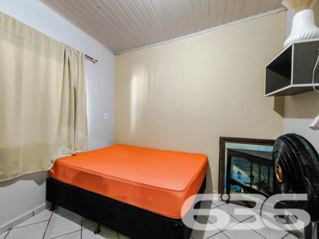 Descubra o seu próximo lar em Balneário Barra do Sul – Residência perfeita para quem busca conforto e lazer pertinho do mar!

Localizada no coração de Balneário Barra do Sul, SC, esta charmosa residência térrea oferece a combinação perfeita de conforto, funcionalidade e localização. Com um terreno de 94,98m², a casa dispõe de 45,00m² de área construída, projetada para maximizar o espaço e o bem-estar de seus moradores.

Ao entrar, você será recebido em uma acolhedora sala de estar, que se integra harmoniosamente à sala de jantar, proporcionando um ambiente ideal para momentos em família. A cozinha, prática e funcional, está equipada para atender todas as suas necessidades culinárias, enquanto os dois dormitórios são o refúgio perfeito para um descanso tranquilo após um dia de praia.

A área externa é um verdadeiro convite ao lazer, com uma ampla varanda coberta que inclui uma churrasqueira perfeita para confraternizações e momentos de lazer. Imagine as memórias que você poderá criar neste espaço, seja em um churrasco em família ou simplesmente relaxando ao ar livre.

Esta residência está situada em uma das localizações mais valorizadas de Barra do Sul, conhecida como Boca da Barra. 

Para sua conveniência, o imóvel conta com garagem coberta, banheiro bem mantido, despensa, e é completamente murado, garantindo privacidade e segurança. A infraestrutura local inclui fácil acesso a vias principais, transporte público, escolas e serviços públicos essenciais, tornando o dia a dia prático e sem complicações.

Conecte-se com a natureza e com a tranquilidade de viver perto do mar, em uma residência que oferece não apenas um lugar para morar, mas um verdadeiro lar. Não perca a chance de conhecer este imóvel encantador, ideal para quem valoriza a qualidade de vida e a proximidade com a natureza. Entre em contato conosco na 636 Negócios Imobiliários e agende sua visita! Esta é a oportunidade perfeita para você que sonha com um lar na praia com todo o conforto e comodidade.
 
636 NEGÓCIOS IMOBILIÁRIOS: A SUA MELHOR ESCOLHA
Com mais de 30 anos de experiência, a 636 Negócios Imobiliários é sua parceira ideal para encontrar o imóvel perfeito. Estamos prontos para ajudá-lo a fazer deste imóvel o seu novo lar.
 
Telefone: (47) 3451-0636
WhatsApp: (47) 99190-0636
 
Não perca esta oportunidade única. Visite nosso site para mais informações: i636.com.br