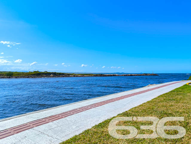 Descubra o seu próximo lar em Balneário Barra do Sul – Residência perfeita para quem busca conforto e lazer pertinho do mar!

Localizada no coração de Balneário Barra do Sul, SC, esta charmosa residência térrea oferece a combinação perfeita de conforto, funcionalidade e localização. Com um terreno de 94,98m², a casa dispõe de 45,00m² de área construída, projetada para maximizar o espaço e o bem-estar de seus moradores.

Ao entrar, você será recebido em uma acolhedora sala de estar, que se integra harmoniosamente à sala de jantar, proporcionando um ambiente ideal para momentos em família. A cozinha, prática e funcional, está equipada para atender todas as suas necessidades culinárias, enquanto os dois dormitórios são o refúgio perfeito para um descanso tranquilo após um dia de praia.

A área externa é um verdadeiro convite ao lazer, com uma ampla varanda coberta que inclui uma churrasqueira perfeita para confraternizações e momentos de lazer. Imagine as memórias que você poderá criar neste espaço, seja em um churrasco em família ou simplesmente relaxando ao ar livre.

Esta residência está situada em uma das localizações mais valorizadas de Barra do Sul, conhecida como Boca da Barra. 

Para sua conveniência, o imóvel conta com garagem coberta, banheiro bem mantido, despensa, e é completamente murado, garantindo privacidade e segurança. A infraestrutura local inclui fácil acesso a vias principais, transporte público, escolas e serviços públicos essenciais, tornando o dia a dia prático e sem complicações.

Conecte-se com a natureza e com a tranquilidade de viver perto do mar, em uma residência que oferece não apenas um lugar para morar, mas um verdadeiro lar. Não perca a chance de conhecer este imóvel encantador, ideal para quem valoriza a qualidade de vida e a proximidade com a natureza. Entre em contato conosco na 636 Negócios Imobiliários e agende sua visita! Esta é a oportunidade perfeita para você que sonha com um lar na praia com todo o conforto e comodidade.
 
636 NEGÓCIOS IMOBILIÁRIOS: A SUA MELHOR ESCOLHA
Com mais de 30 anos de experiência, a 636 Negócios Imobiliários é sua parceira ideal para encontrar o imóvel perfeito. Estamos prontos para ajudá-lo a fazer deste imóvel o seu novo lar.
 
Telefone: (47) 3451-0636
WhatsApp: (47) 99190-0636
 
Não perca esta oportunidade única. Visite nosso site para mais informações: i636.com.br