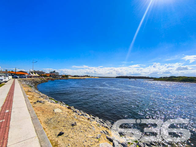 Descubra o seu próximo lar em Balneário Barra do Sul – Residência perfeita para quem busca conforto e lazer pertinho do mar!

Localizada no coração de Balneário Barra do Sul, SC, esta charmosa residência térrea oferece a combinação perfeita de conforto, funcionalidade e localização. Com um terreno de 94,98m², a casa dispõe de 45,00m² de área construída, projetada para maximizar o espaço e o bem-estar de seus moradores.

Ao entrar, você será recebido em uma acolhedora sala de estar, que se integra harmoniosamente à sala de jantar, proporcionando um ambiente ideal para momentos em família. A cozinha, prática e funcional, está equipada para atender todas as suas necessidades culinárias, enquanto os dois dormitórios são o refúgio perfeito para um descanso tranquilo após um dia de praia.

A área externa é um verdadeiro convite ao lazer, com uma ampla varanda coberta que inclui uma churrasqueira perfeita para confraternizações e momentos de lazer. Imagine as memórias que você poderá criar neste espaço, seja em um churrasco em família ou simplesmente relaxando ao ar livre.

Esta residência está situada em uma das localizações mais valorizadas de Barra do Sul, conhecida como Boca da Barra. 

Para sua conveniência, o imóvel conta com garagem coberta, banheiro bem mantido, despensa, e é completamente murado, garantindo privacidade e segurança. A infraestrutura local inclui fácil acesso a vias principais, transporte público, escolas e serviços públicos essenciais, tornando o dia a dia prático e sem complicações.

Conecte-se com a natureza e com a tranquilidade de viver perto do mar, em uma residência que oferece não apenas um lugar para morar, mas um verdadeiro lar. Não perca a chance de conhecer este imóvel encantador, ideal para quem valoriza a qualidade de vida e a proximidade com a natureza. Entre em contato conosco na 636 Negócios Imobiliários e agende sua visita! Esta é a oportunidade perfeita para você que sonha com um lar na praia com todo o conforto e comodidade.
 
636 NEGÓCIOS IMOBILIÁRIOS: A SUA MELHOR ESCOLHA
Com mais de 30 anos de experiência, a 636 Negócios Imobiliários é sua parceira ideal para encontrar o imóvel perfeito. Estamos prontos para ajudá-lo a fazer deste imóvel o seu novo lar.
 
Telefone: (47) 3451-0636
WhatsApp: (47) 99190-0636
 
Não perca esta oportunidade única. Visite nosso site para mais informações: i636.com.br