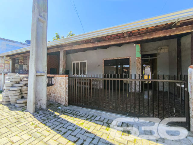 Descubra o seu próximo lar em Balneário Barra do Sul – Residência perfeita para quem busca conforto e lazer pertinho do mar!

Localizada no coração de Balneário Barra do Sul, SC, esta charmosa residência térrea oferece a combinação perfeita de conforto, funcionalidade e localização. Com um terreno de 94,98m², a casa dispõe de 45,00m² de área construída, projetada para maximizar o espaço e o bem-estar de seus moradores.

Ao entrar, você será recebido em uma acolhedora sala de estar, que se integra harmoniosamente à sala de jantar, proporcionando um ambiente ideal para momentos em família. A cozinha, prática e funcional, está equipada para atender todas as suas necessidades culinárias, enquanto os dois dormitórios são o refúgio perfeito para um descanso tranquilo após um dia de praia.

A área externa é um verdadeiro convite ao lazer, com uma ampla varanda coberta que inclui uma churrasqueira perfeita para confraternizações e momentos de lazer. Imagine as memórias que você poderá criar neste espaço, seja em um churrasco em família ou simplesmente relaxando ao ar livre.

Esta residência está situada em uma das localizações mais valorizadas de Barra do Sul, conhecida como Boca da Barra. 

Para sua conveniência, o imóvel conta com garagem coberta, banheiro bem mantido, despensa, e é completamente murado, garantindo privacidade e segurança. A infraestrutura local inclui fácil acesso a vias principais, transporte público, escolas e serviços públicos essenciais, tornando o dia a dia prático e sem complicações.

Conecte-se com a natureza e com a tranquilidade de viver perto do mar, em uma residência que oferece não apenas um lugar para morar, mas um verdadeiro lar. Não perca a chance de conhecer este imóvel encantador, ideal para quem valoriza a qualidade de vida e a proximidade com a natureza. Entre em contato conosco na 636 Negócios Imobiliários e agende sua visita! Esta é a oportunidade perfeita para você que sonha com um lar na praia com todo o conforto e comodidade.
 
636 NEGÓCIOS IMOBILIÁRIOS: A SUA MELHOR ESCOLHA
Com mais de 30 anos de experiência, a 636 Negócios Imobiliários é sua parceira ideal para encontrar o imóvel perfeito. Estamos prontos para ajudá-lo a fazer deste imóvel o seu novo lar.
 
Telefone: (47) 3451-0636
WhatsApp: (47) 99190-0636
 
Não perca esta oportunidade única. Visite nosso site para mais informações: i636.com.br