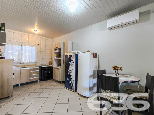 Descubra o seu próximo lar em Balneário Barra do Sul – Residência perfeita para quem busca conforto e lazer pertinho do mar!

Localizada no coração de Balneário Barra do Sul, SC, esta charmosa residência térrea oferece a combinação perfeita de conforto, funcionalidade e localização. Com um terreno de 94,98m², a casa dispõe de 45,00m² de área construída, projetada para maximizar o espaço e o bem-estar de seus moradores.

Ao entrar, você será recebido em uma acolhedora sala de estar, que se integra harmoniosamente à sala de jantar, proporcionando um ambiente ideal para momentos em família. A cozinha, prática e funcional, está equipada para atender todas as suas necessidades culinárias, enquanto os dois dormitórios são o refúgio perfeito para um descanso tranquilo após um dia de praia.

A área externa é um verdadeiro convite ao lazer, com uma ampla varanda coberta que inclui uma churrasqueira perfeita para confraternizações e momentos de lazer. Imagine as memórias que você poderá criar neste espaço, seja em um churrasco em família ou simplesmente relaxando ao ar livre.

Esta residência está situada em uma das localizações mais valorizadas de Barra do Sul, conhecida como Boca da Barra. 

Para sua conveniência, o imóvel conta com garagem coberta, banheiro bem mantido, despensa, e é completamente murado, garantindo privacidade e segurança. A infraestrutura local inclui fácil acesso a vias principais, transporte público, escolas e serviços públicos essenciais, tornando o dia a dia prático e sem complicações.

Conecte-se com a natureza e com a tranquilidade de viver perto do mar, em uma residência que oferece não apenas um lugar para morar, mas um verdadeiro lar. Não perca a chance de conhecer este imóvel encantador, ideal para quem valoriza a qualidade de vida e a proximidade com a natureza. Entre em contato conosco na 636 Negócios Imobiliários e agende sua visita! Esta é a oportunidade perfeita para você que sonha com um lar na praia com todo o conforto e comodidade.
 
636 NEGÓCIOS IMOBILIÁRIOS: A SUA MELHOR ESCOLHA
Com mais de 30 anos de experiência, a 636 Negócios Imobiliários é sua parceira ideal para encontrar o imóvel perfeito. Estamos prontos para ajudá-lo a fazer deste imóvel o seu novo lar.
 
Telefone: (47) 3451-0636
WhatsApp: (47) 99190-0636
 
Não perca esta oportunidade única. Visite nosso site para mais informações: i636.com.br