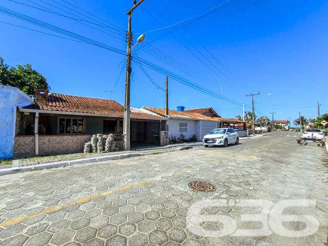 Descubra o seu próximo lar em Balneário Barra do Sul – Residência perfeita para quem busca conforto e lazer pertinho do mar!

Localizada no coração de Balneário Barra do Sul, SC, esta charmosa residência térrea oferece a combinação perfeita de conforto, funcionalidade e localização. Com um terreno de 94,98m², a casa dispõe de 45,00m² de área construída, projetada para maximizar o espaço e o bem-estar de seus moradores.

Ao entrar, você será recebido em uma acolhedora sala de estar, que se integra harmoniosamente à sala de jantar, proporcionando um ambiente ideal para momentos em família. A cozinha, prática e funcional, está equipada para atender todas as suas necessidades culinárias, enquanto os dois dormitórios são o refúgio perfeito para um descanso tranquilo após um dia de praia.

A área externa é um verdadeiro convite ao lazer, com uma ampla varanda coberta que inclui uma churrasqueira perfeita para confraternizações e momentos de lazer. Imagine as memórias que você poderá criar neste espaço, seja em um churrasco em família ou simplesmente relaxando ao ar livre.

Esta residência está situada em uma das localizações mais valorizadas de Barra do Sul, conhecida como Boca da Barra. 

Para sua conveniência, o imóvel conta com garagem coberta, banheiro bem mantido, despensa, e é completamente murado, garantindo privacidade e segurança. A infraestrutura local inclui fácil acesso a vias principais, transporte público, escolas e serviços públicos essenciais, tornando o dia a dia prático e sem complicações.

Conecte-se com a natureza e com a tranquilidade de viver perto do mar, em uma residência que oferece não apenas um lugar para morar, mas um verdadeiro lar. Não perca a chance de conhecer este imóvel encantador, ideal para quem valoriza a qualidade de vida e a proximidade com a natureza. Entre em contato conosco na 636 Negócios Imobiliários e agende sua visita! Esta é a oportunidade perfeita para você que sonha com um lar na praia com todo o conforto e comodidade.
 
636 NEGÓCIOS IMOBILIÁRIOS: A SUA MELHOR ESCOLHA
Com mais de 30 anos de experiência, a 636 Negócios Imobiliários é sua parceira ideal para encontrar o imóvel perfeito. Estamos prontos para ajudá-lo a fazer deste imóvel o seu novo lar.
 
Telefone: (47) 3451-0636
WhatsApp: (47) 99190-0636
 
Não perca esta oportunidade única. Visite nosso site para mais informações: i636.com.br