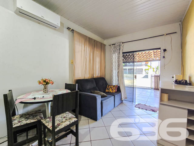 Descubra o seu próximo lar em Balneário Barra do Sul – Residência perfeita para quem busca conforto e lazer pertinho do mar!

Localizada no coração de Balneário Barra do Sul, SC, esta charmosa residência térrea oferece a combinação perfeita de conforto, funcionalidade e localização. Com um terreno de 94,98m², a casa dispõe de 45,00m² de área construída, projetada para maximizar o espaço e o bem-estar de seus moradores.

Ao entrar, você será recebido em uma acolhedora sala de estar, que se integra harmoniosamente à sala de jantar, proporcionando um ambiente ideal para momentos em família. A cozinha, prática e funcional, está equipada para atender todas as suas necessidades culinárias, enquanto os dois dormitórios são o refúgio perfeito para um descanso tranquilo após um dia de praia.

A área externa é um verdadeiro convite ao lazer, com uma ampla varanda coberta que inclui uma churrasqueira perfeita para confraternizações e momentos de lazer. Imagine as memórias que você poderá criar neste espaço, seja em um churrasco em família ou simplesmente relaxando ao ar livre.

Esta residência está situada em uma das localizações mais valorizadas de Barra do Sul, conhecida como Boca da Barra. 

Para sua conveniência, o imóvel conta com garagem coberta, banheiro bem mantido, despensa, e é completamente murado, garantindo privacidade e segurança. A infraestrutura local inclui fácil acesso a vias principais, transporte público, escolas e serviços públicos essenciais, tornando o dia a dia prático e sem complicações.

Conecte-se com a natureza e com a tranquilidade de viver perto do mar, em uma residência que oferece não apenas um lugar para morar, mas um verdadeiro lar. Não perca a chance de conhecer este imóvel encantador, ideal para quem valoriza a qualidade de vida e a proximidade com a natureza. Entre em contato conosco na 636 Negócios Imobiliários e agende sua visita! Esta é a oportunidade perfeita para você que sonha com um lar na praia com todo o conforto e comodidade.
 
636 NEGÓCIOS IMOBILIÁRIOS: A SUA MELHOR ESCOLHA
Com mais de 30 anos de experiência, a 636 Negócios Imobiliários é sua parceira ideal para encontrar o imóvel perfeito. Estamos prontos para ajudá-lo a fazer deste imóvel o seu novo lar.
 
Telefone: (47) 3451-0636
WhatsApp: (47) 99190-0636
 
Não perca esta oportunidade única. Visite nosso site para mais informações: i636.com.br